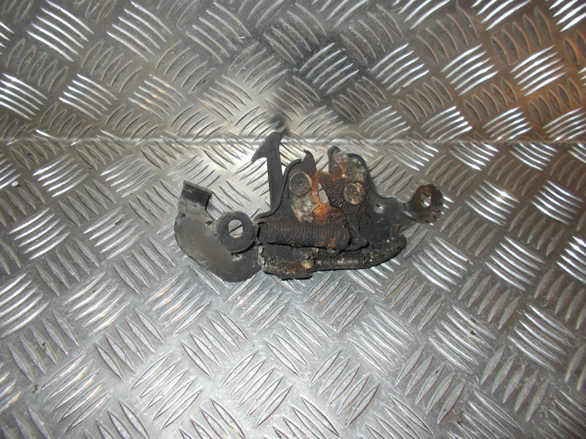 Nissan Almera N16 Hjelmlås Med OEM Nr. Ophugger Fra Nissan Ophugger