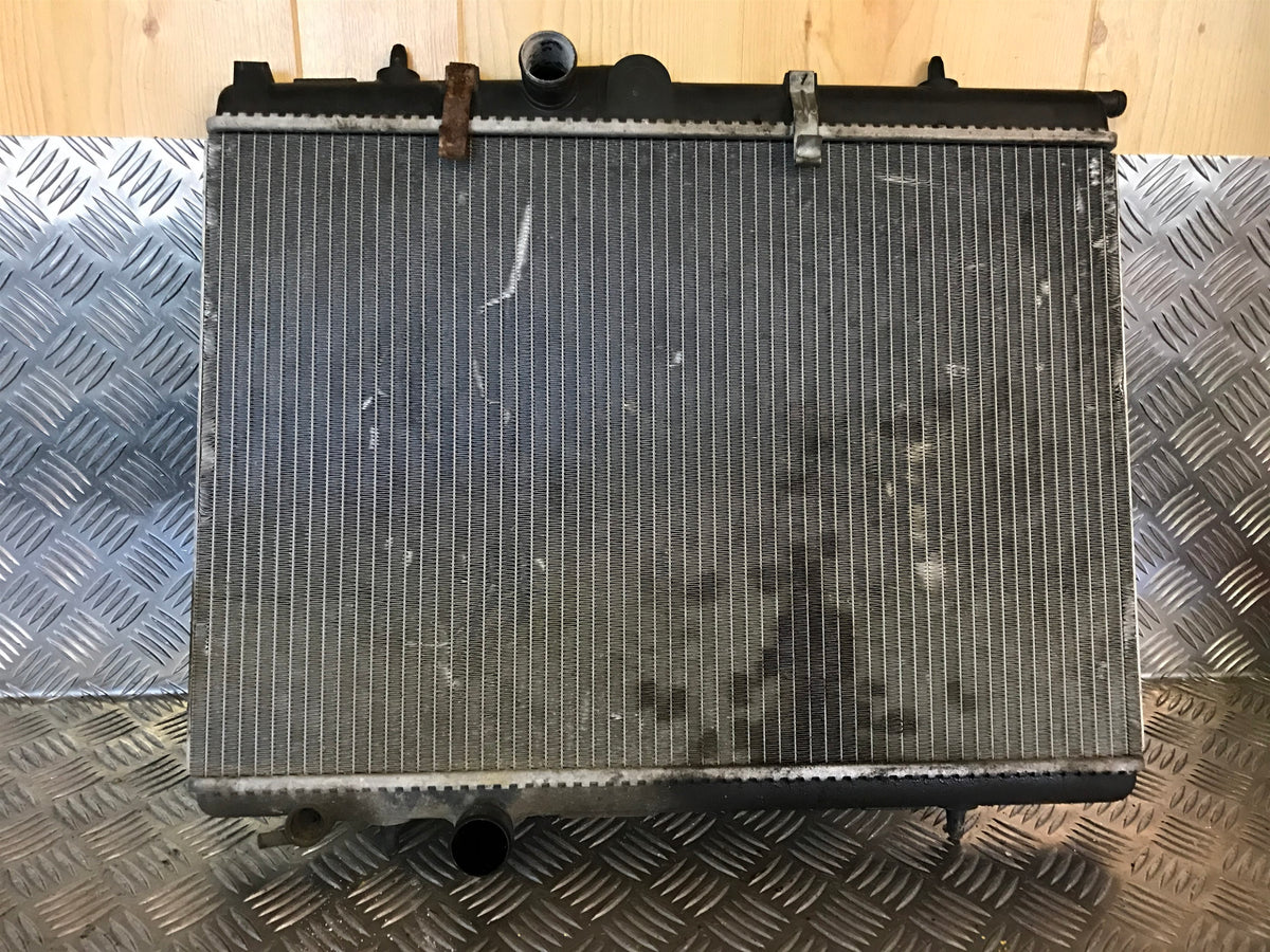 Citroen C3 Køler Med OEM Nr. 1330E5 Fra Citroen Ophugger