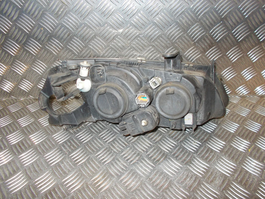 Nissan Almera N16 Forlygte Med OEM Nr. 26075BN011 Fra Nissan Ophugger