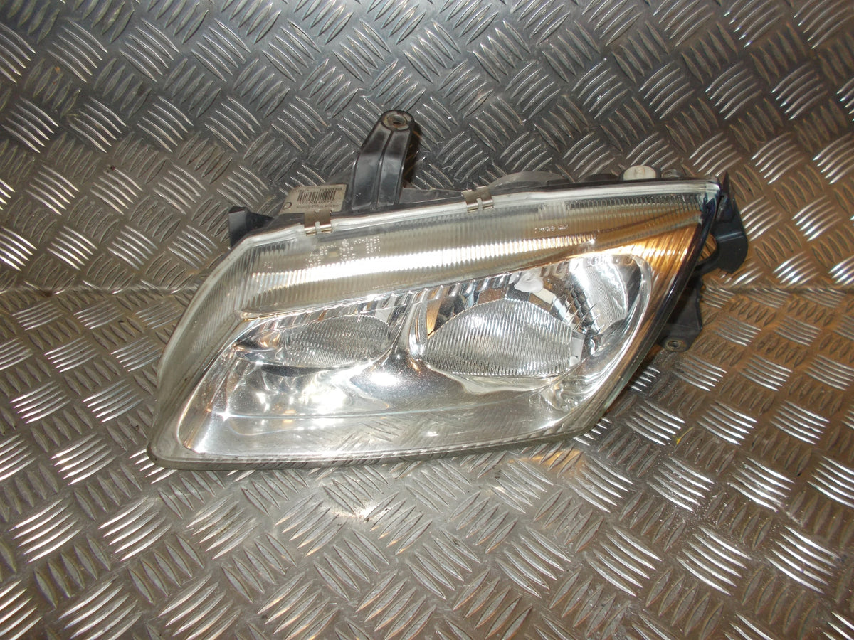 Nissan Almera N16 Forlygte Med OEM Nr. 26075BN011 Fra Nissan Ophugger