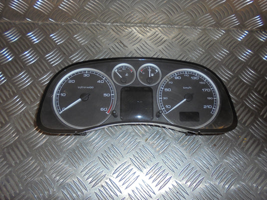 Peugeot 307 Speedometer - Instrument Med OEM Nr. 6105KS	 Fra Peugeot Ophugger