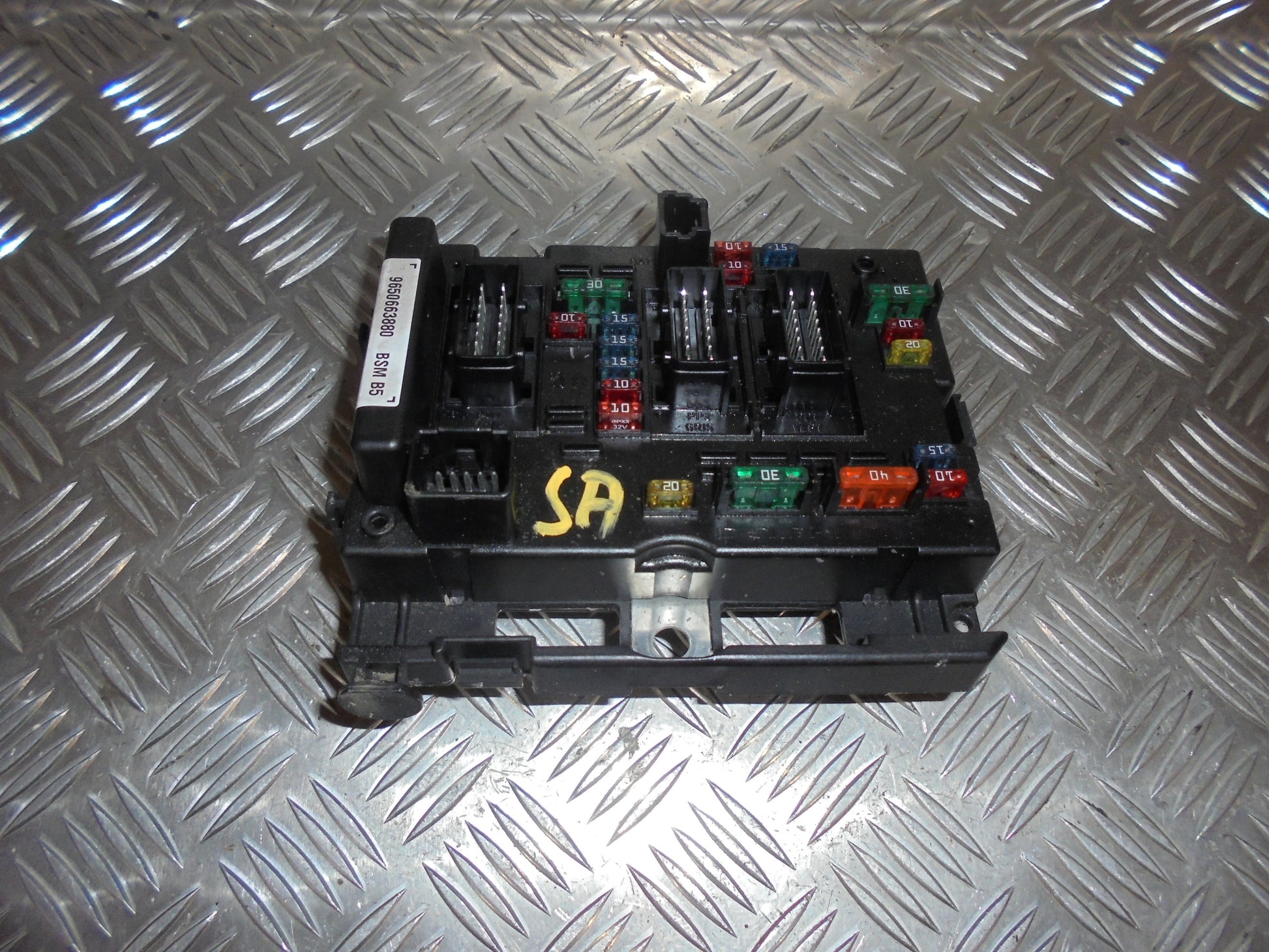 Peugeot 307 Sikringsboks Med OEM Nr. 9650663880 Fra Peugeot Ophugger