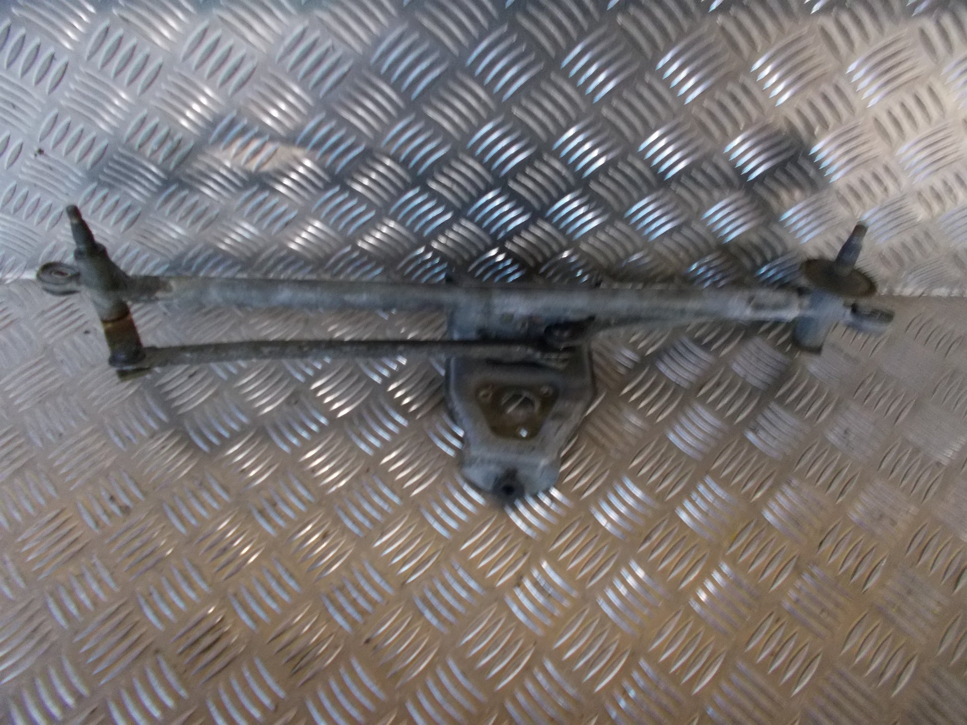 Renault Clio 2 Viskertræk Med OEM Nr. 7701045187 Fra Renault Ophugger