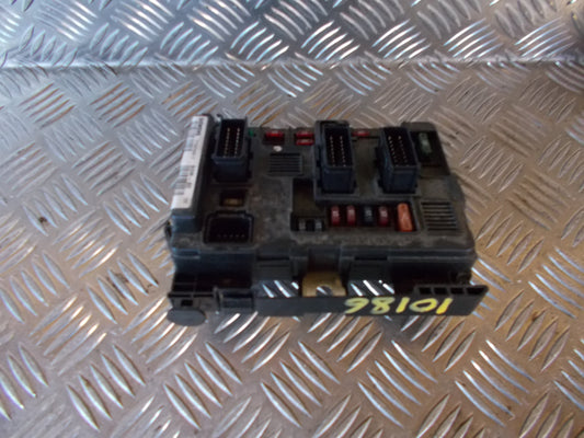 Peugeot Partner Sikringsboks Med OEM Nr. 9643498980 Fra Peugeot Ophugger