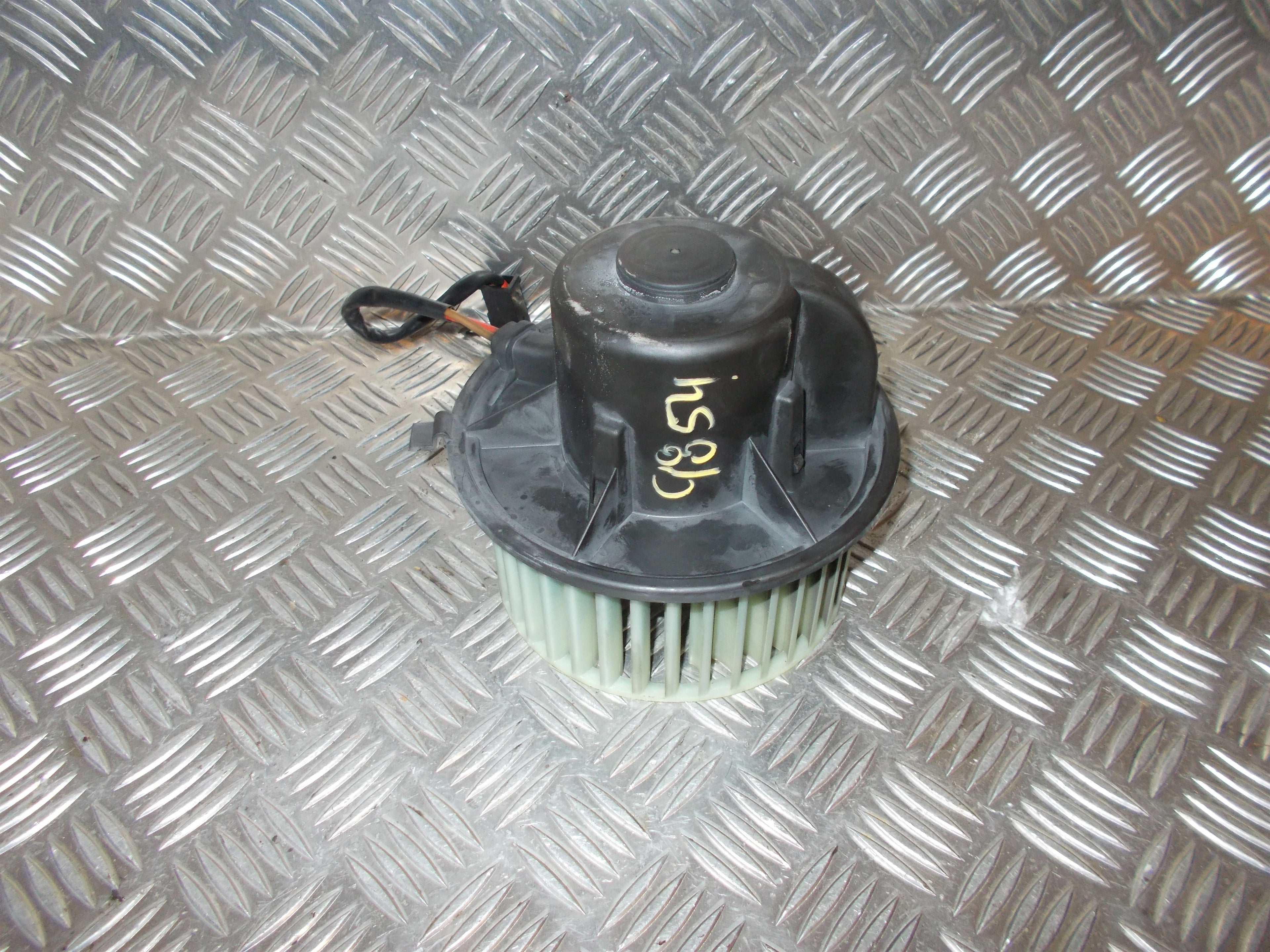 Audi 80/Cab Varmeblæser Med OEM Nr. Ophugger Fra Audi Ophugger