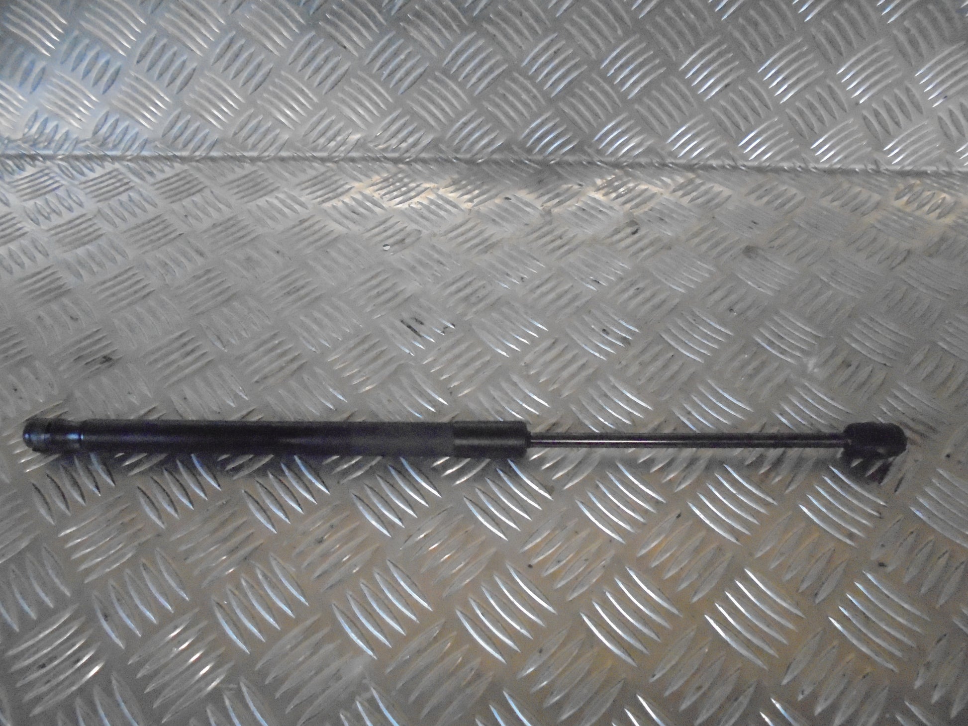 Suzuki Swift Bagklapsdæmper Med OEM Nr. Ophugger Fra Suzuki Ophugger