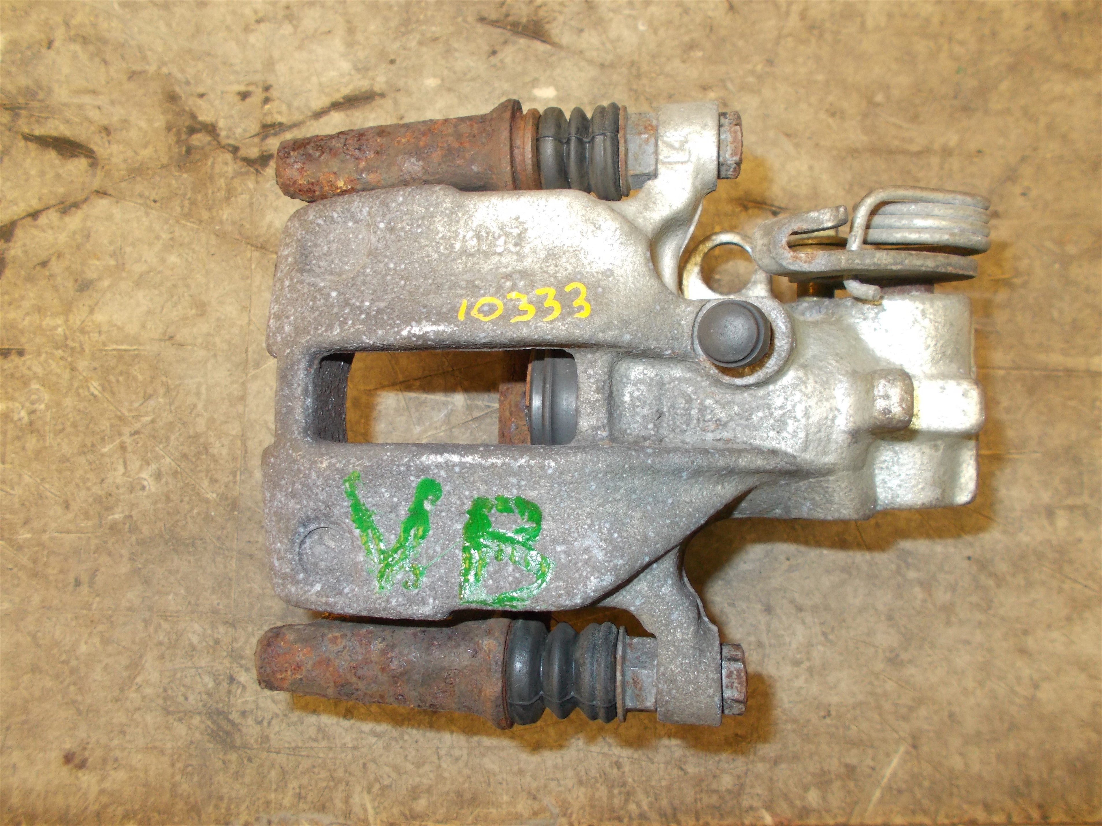 Audi 100 Bremsekaliber Vb Med OEM Nr. Ophugger Fra Audi Ophugger