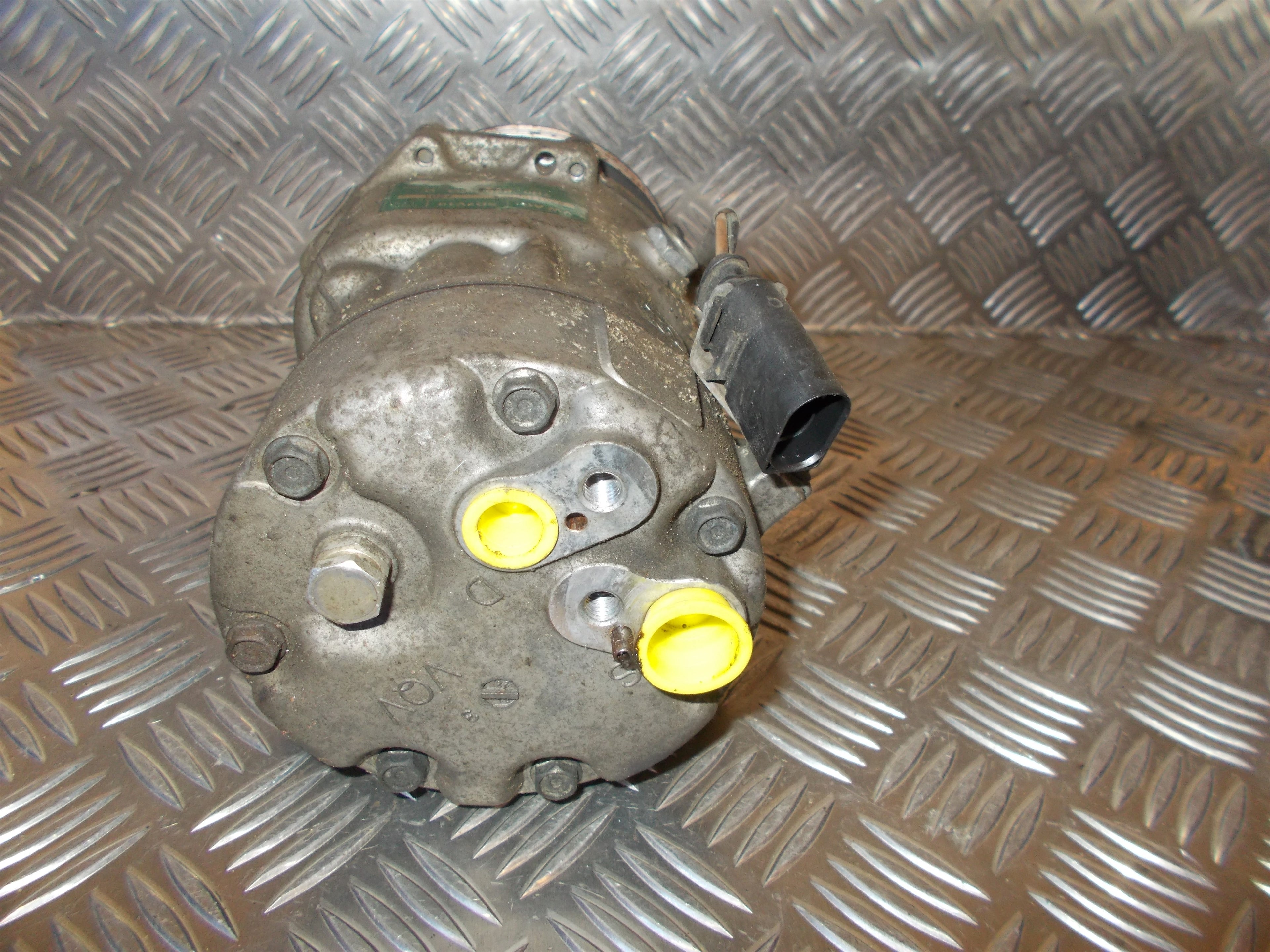 VW Caddy 2K Aircondition Pumpe Med OEM Nr. 8H0820803D Fra VW Ophugger