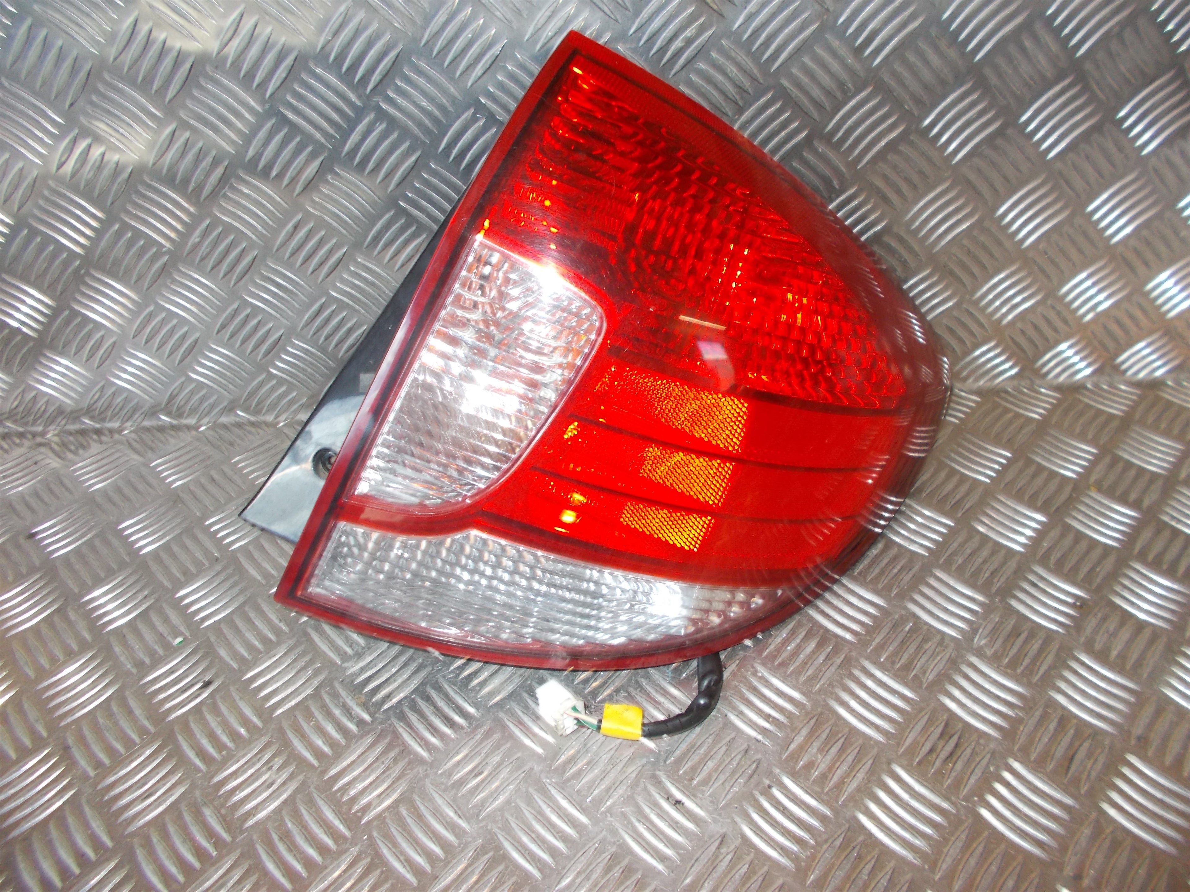 Kia Rio Dc Baglygte Med OEM Nr. 92402FD070 Fra Kia Ophugger