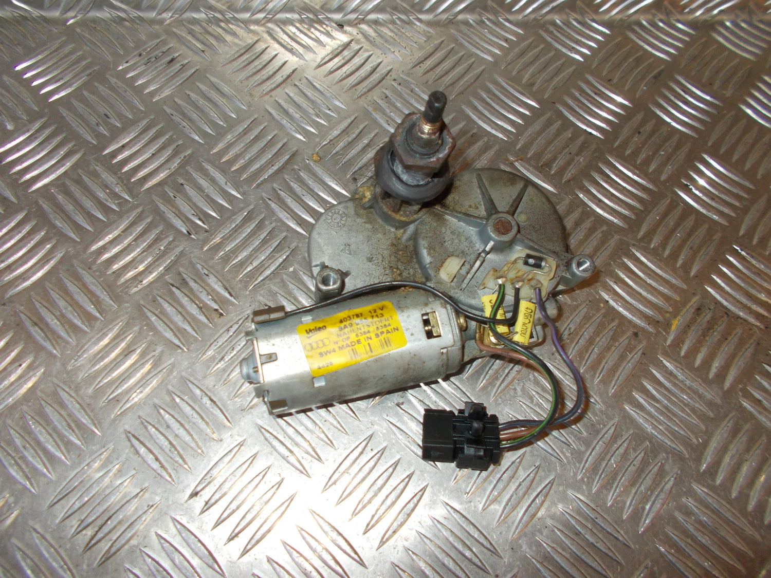 Audi 80/Cab Bagrudevisker Motor Med OEM Nr. Ophugger Fra Audi Ophugger