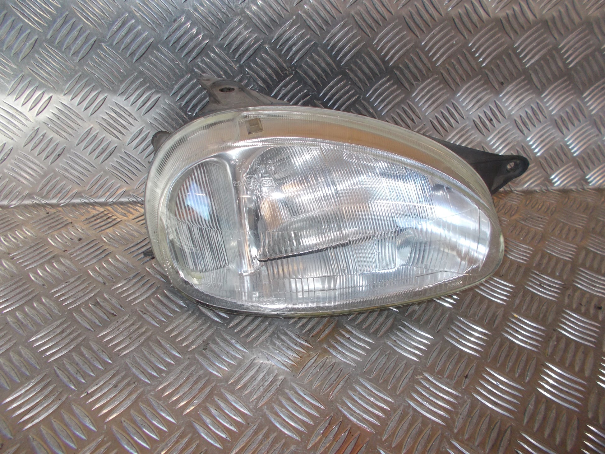 Opel Corsa B Forlygte Med OEM Nr. Ophugger Fra Opel Ophugger