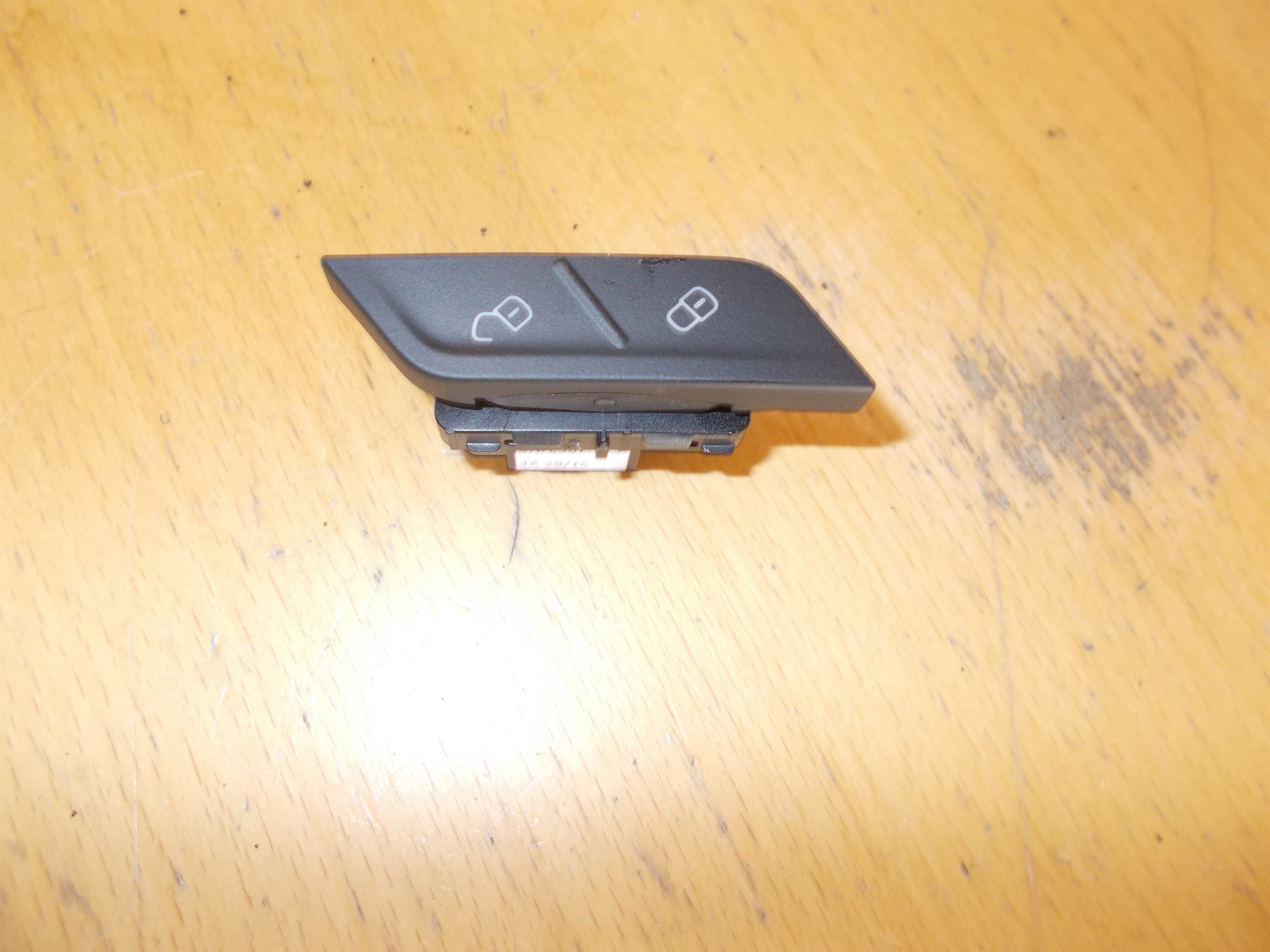 VW Tiguan 5N Kontakt Diverse Med OEM Nr. 5NA962125 Fra VW Ophugger