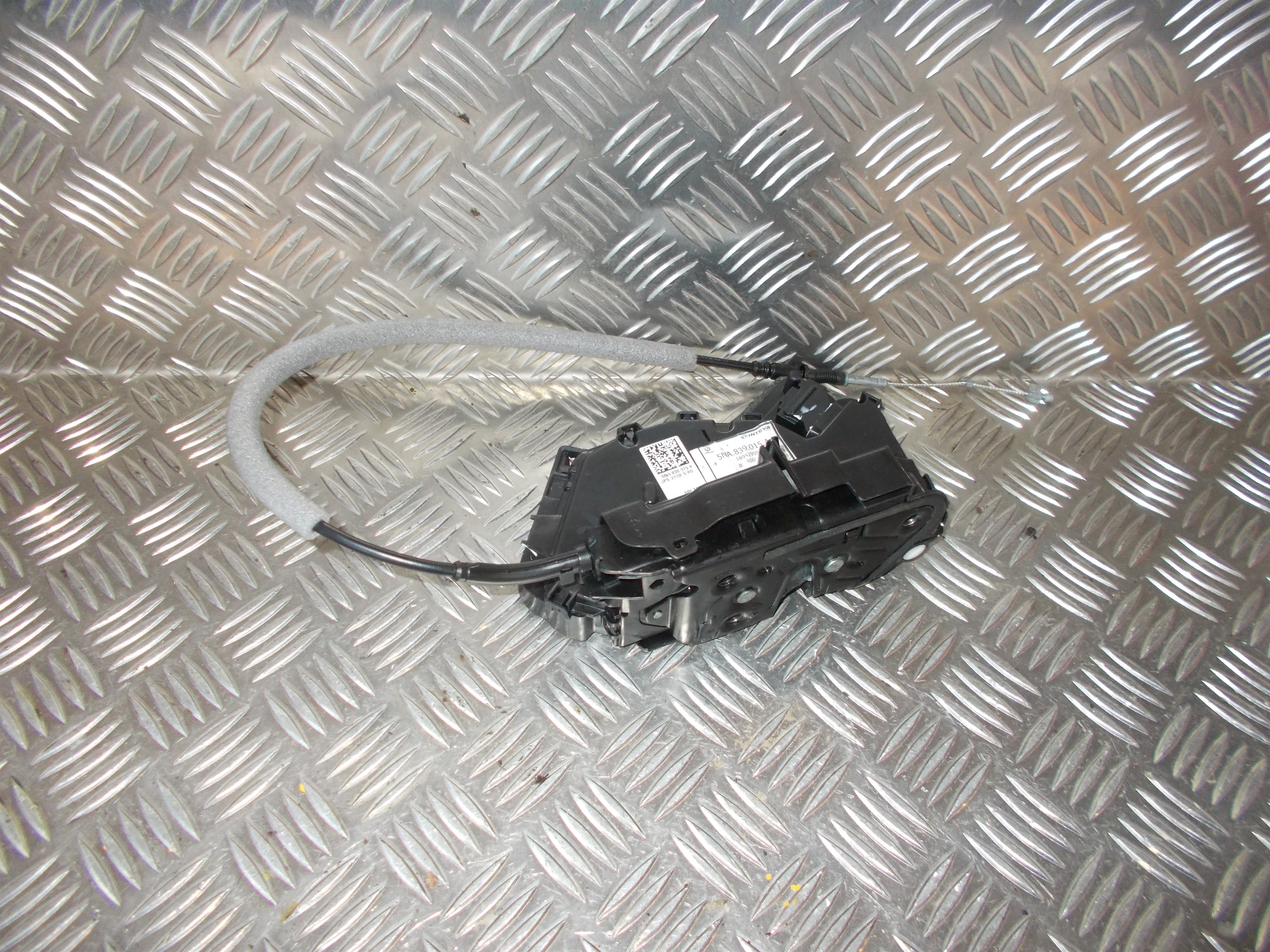 VW Tiguan Dørlås Med OEM Nr. 5NA839015A Fra VW Ophugger
