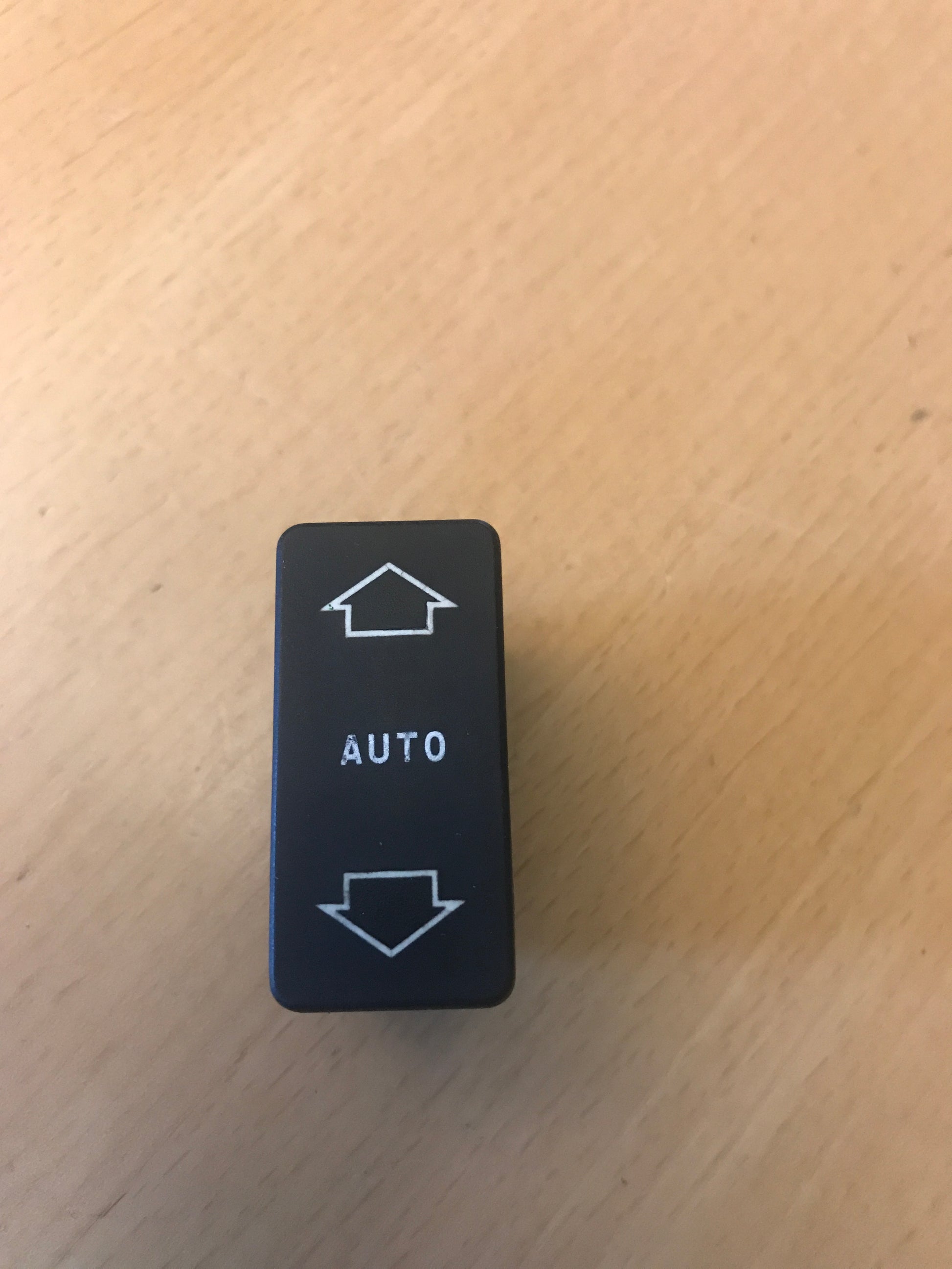 Peugeot 405 Kontakt Rudehejs Med OEM Nr. Ophugger Fra Peugeot Ophugger