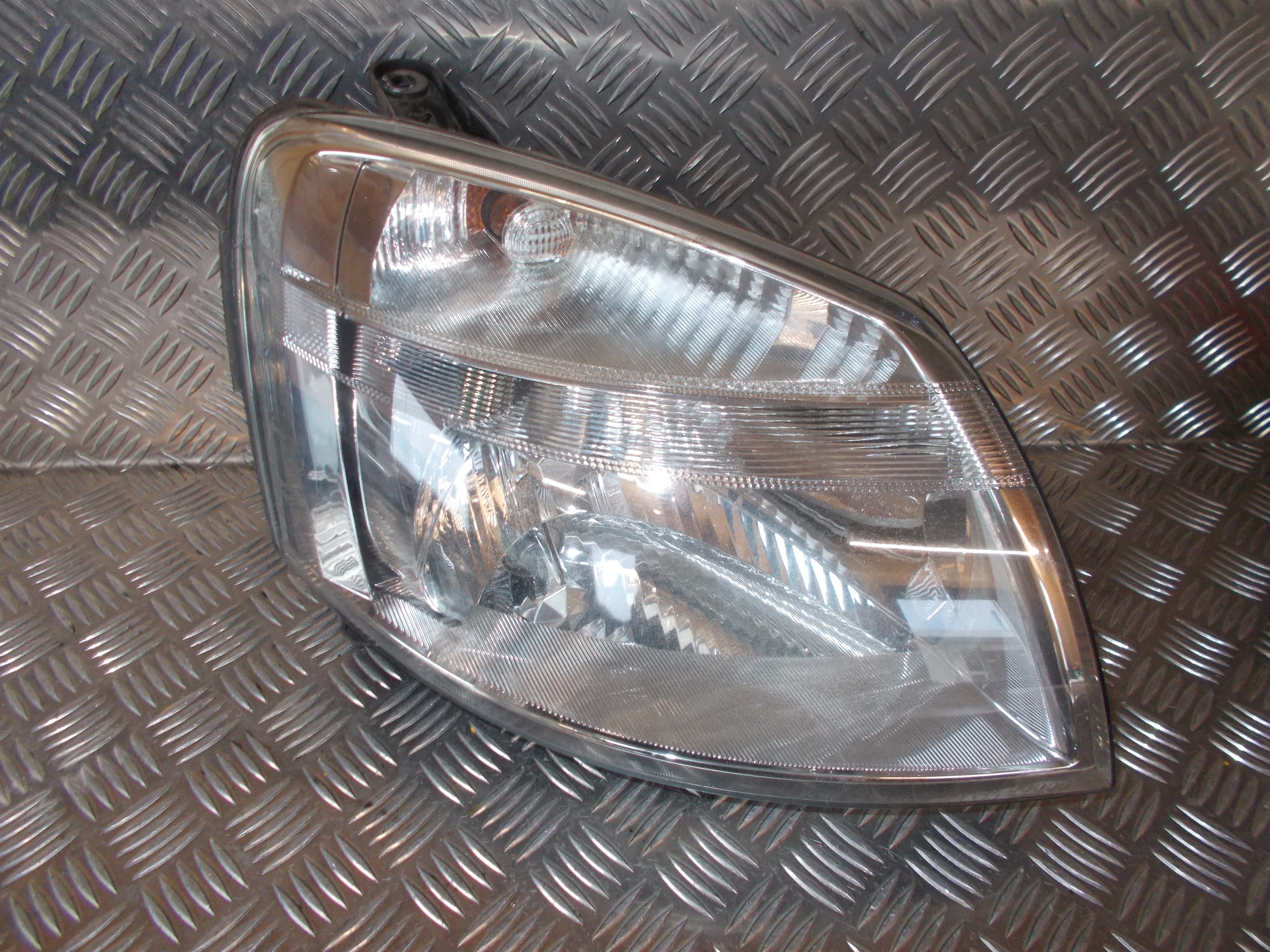 Citroen Berlingo Forlygte Med OEM Nr. 9644150880 Fra Citroen Ophugger