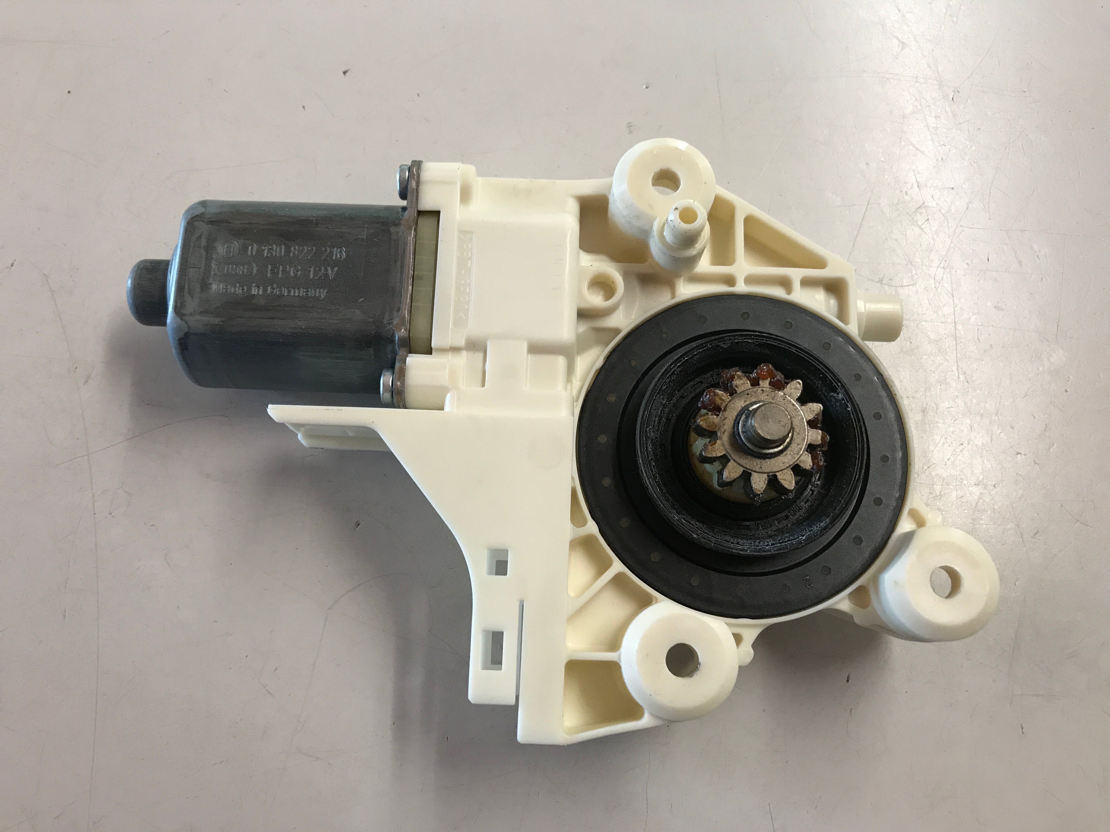 Ford Focus Rudemotor - Rudehejs Med OEM Nr. 0130822216 Fra Ford Ophugger