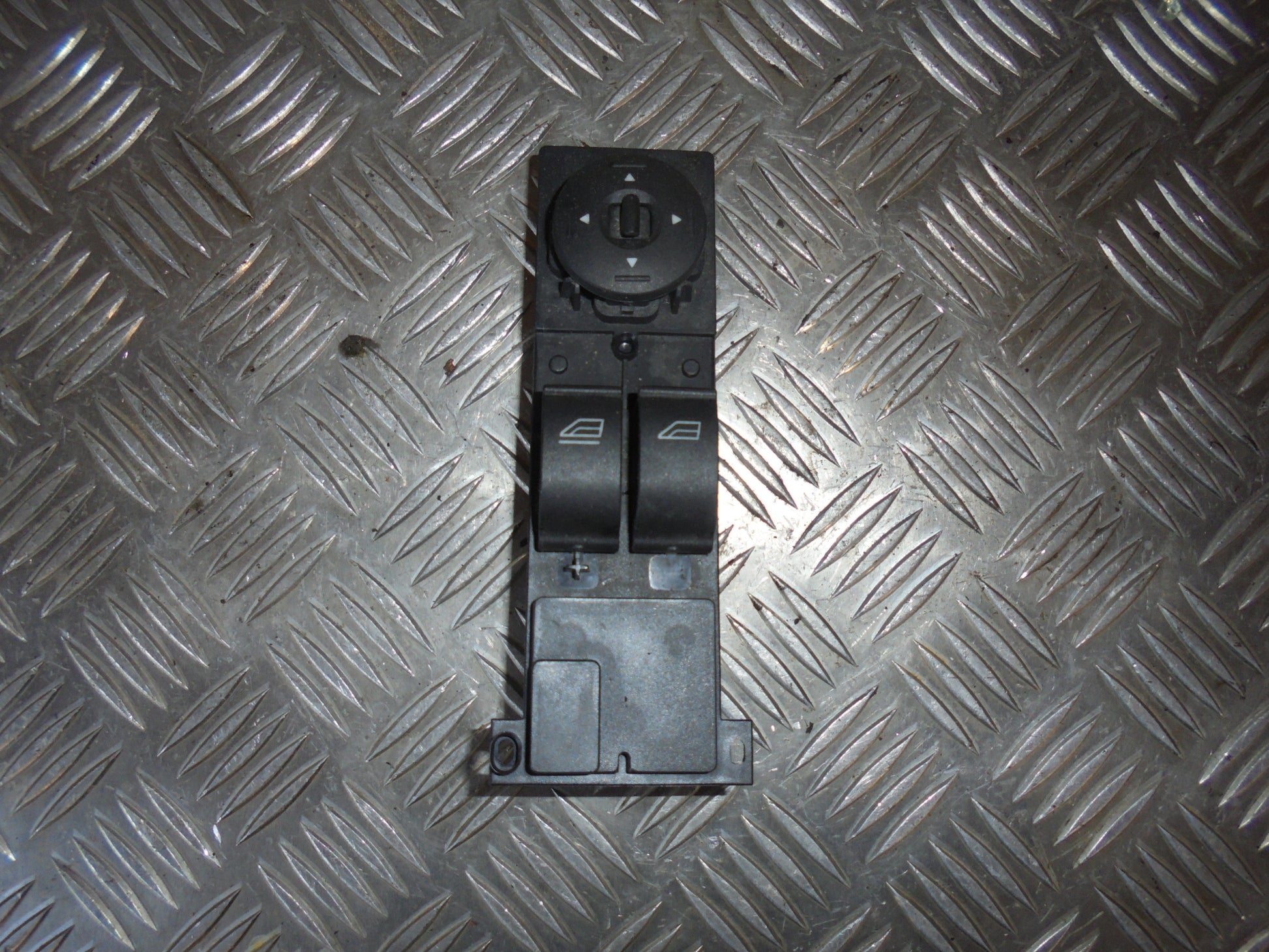 Ford Focus Kontakt Rudehejs Med OEM Nr. Ophugger Fra Ford Ophugger