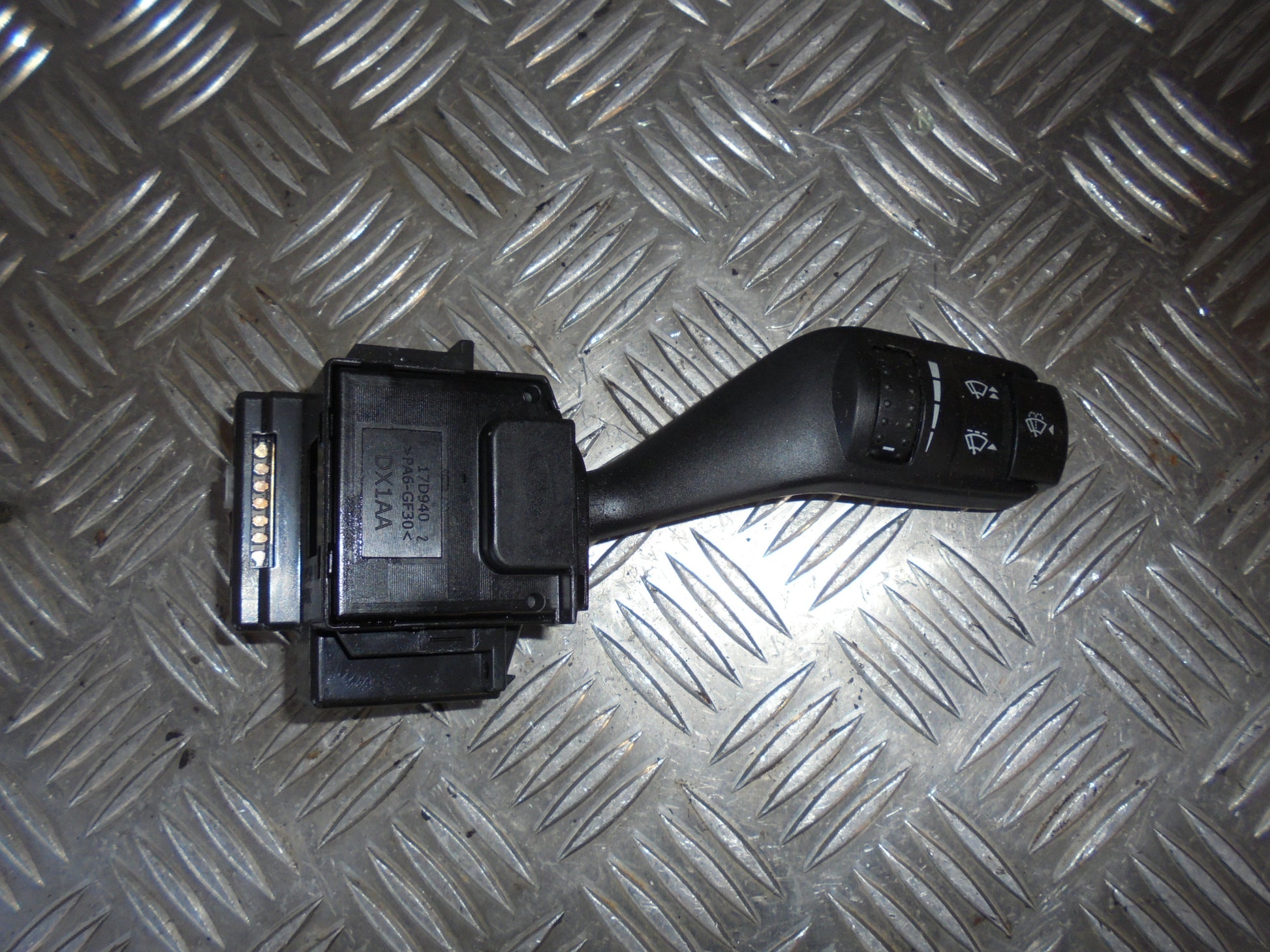 Ford Focus Kontakt Visker Med OEM Nr. Ophugger Fra Ford Ophugger