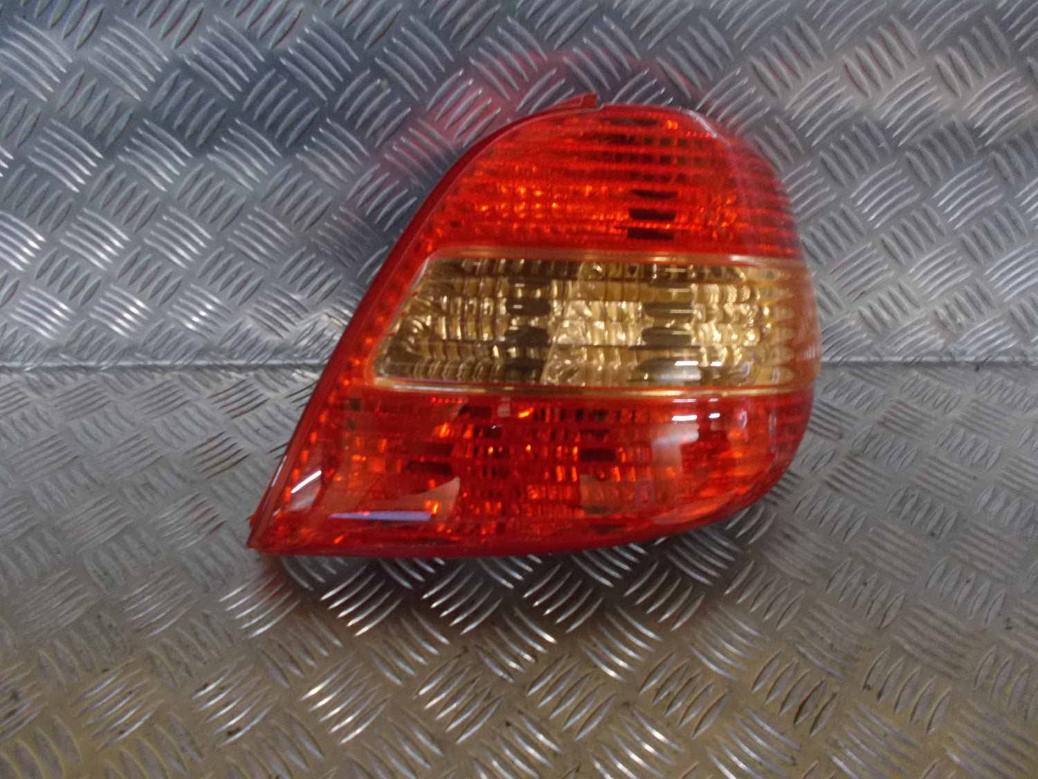 Toyota Avensis Baglygte Med OEM Nr. 8155105110 Fra Toyota Ophugger