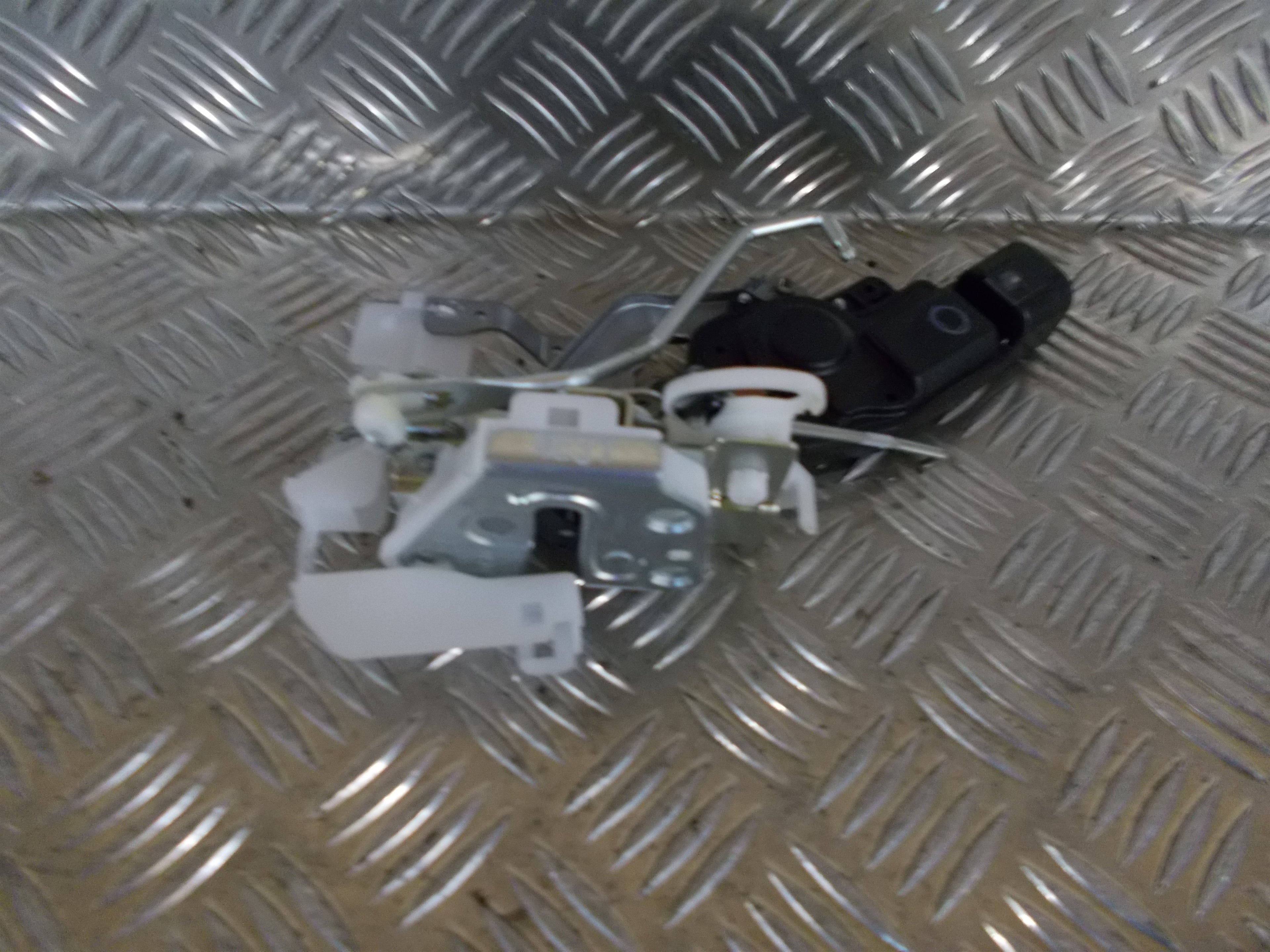 Citroen C1 Dørlås Med OEM Nr. 9136T9 Fra Citroen Ophugger