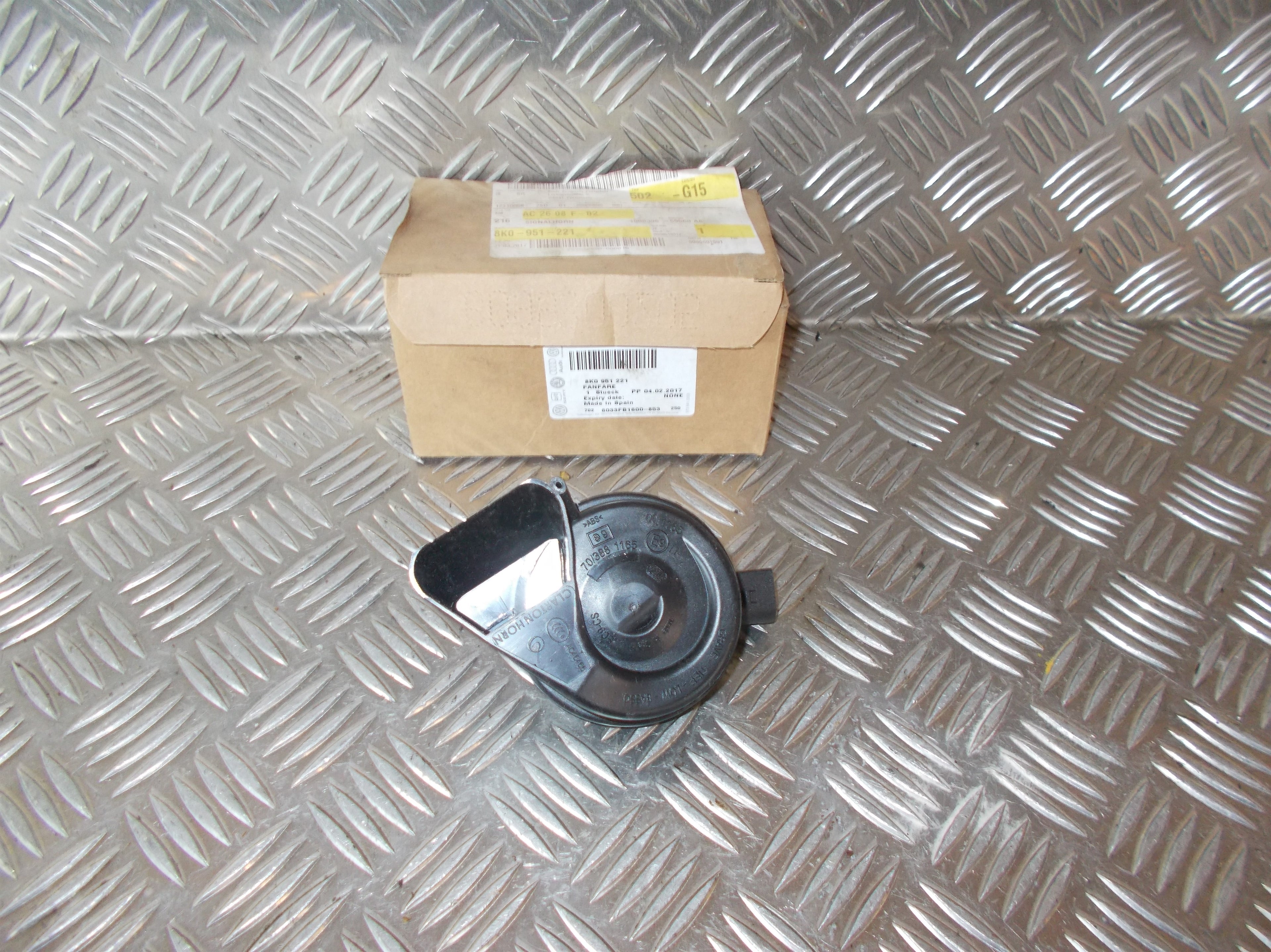 Audi A4 Horn Med OEM Nr. Ophugger Fra Audi Ophugger
