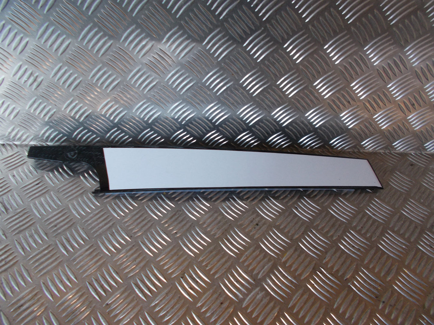 Audi Q5 8R Stolpebeklædning Med OEM Nr. Ophugger Fra Audi Ophugger