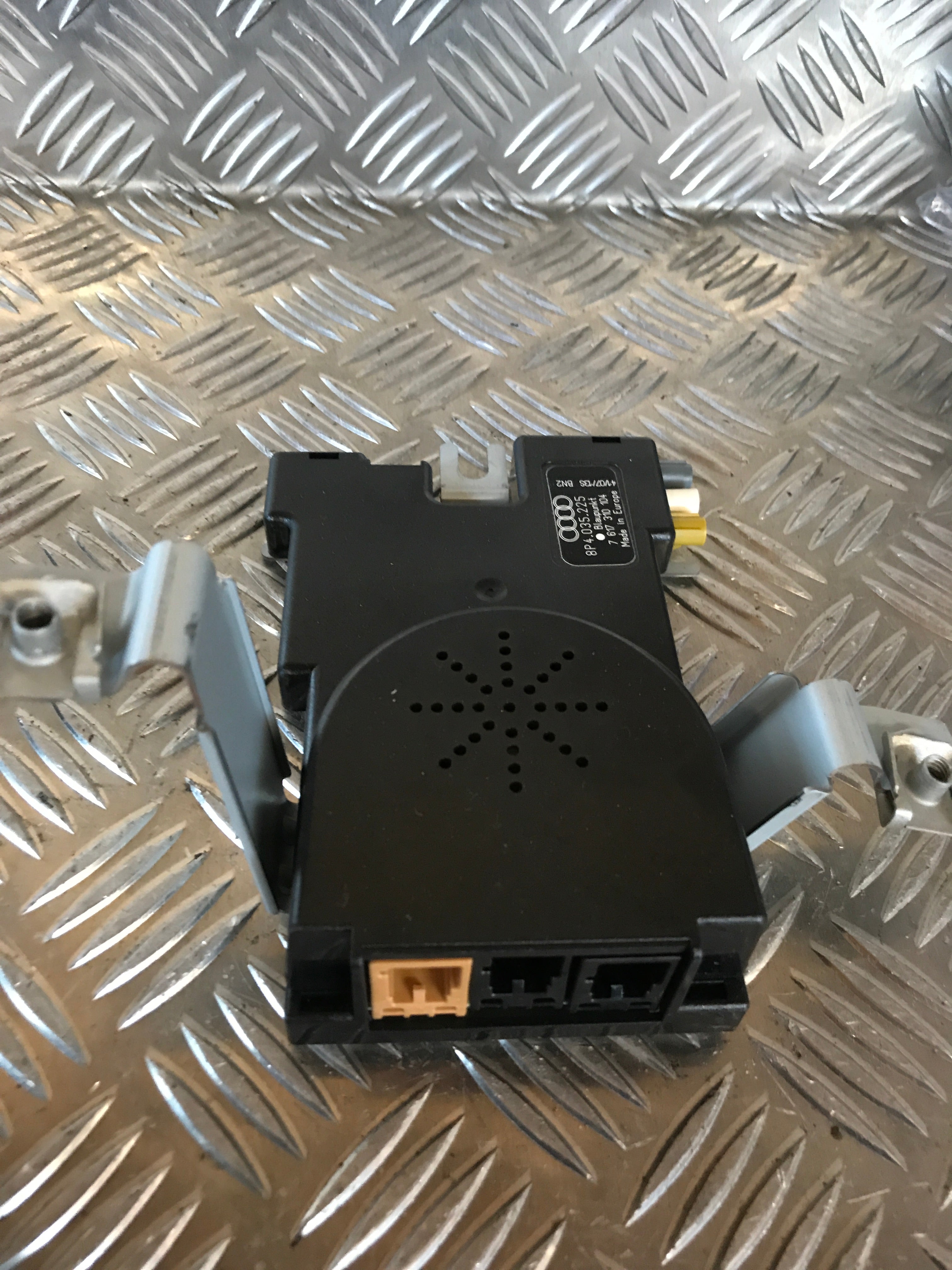 Audi A4 Radio Div. Tilbehør Med OEM Nr. 8P4035225 Fra Audi Ophugger