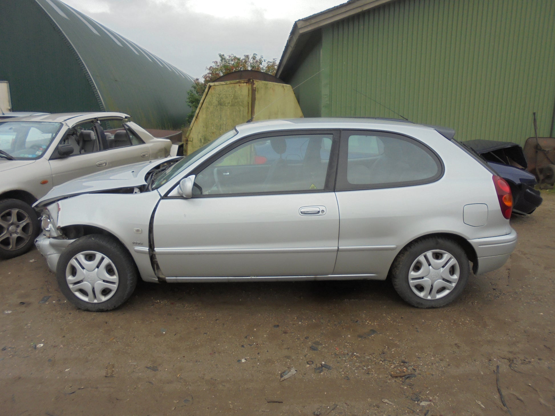 Toyota Corolla 3D E11 Pluk-Selv-Bil Med OEM Nr. Ophugger Fra Toyota Ophugger