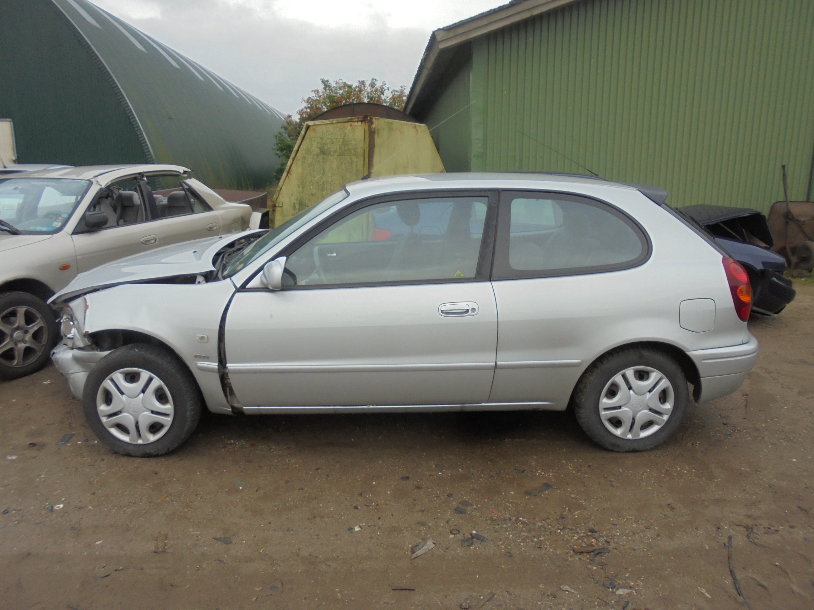 Toyota Corolla 3D E11 Pluk-Selv-Bil Med OEM Nr. Ophugger Fra Toyota Ophugger