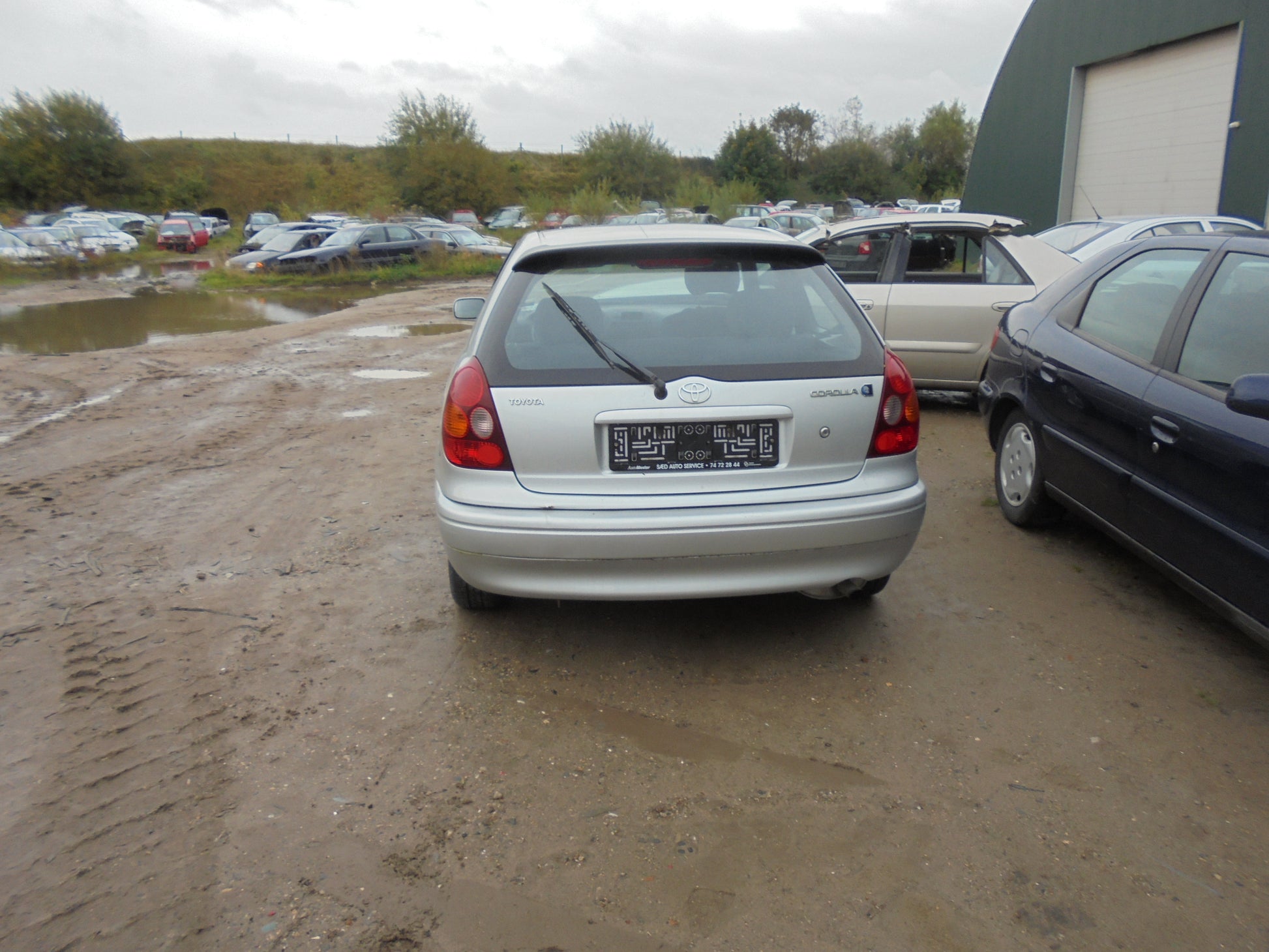 Toyota Corolla 3D E11 Pluk-Selv-Bil Med OEM Nr. Ophugger Fra Toyota Ophugger