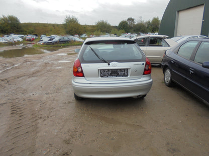 Toyota Corolla 3D E11 Pluk-Selv-Bil Med OEM Nr. Ophugger Fra Toyota Ophugger