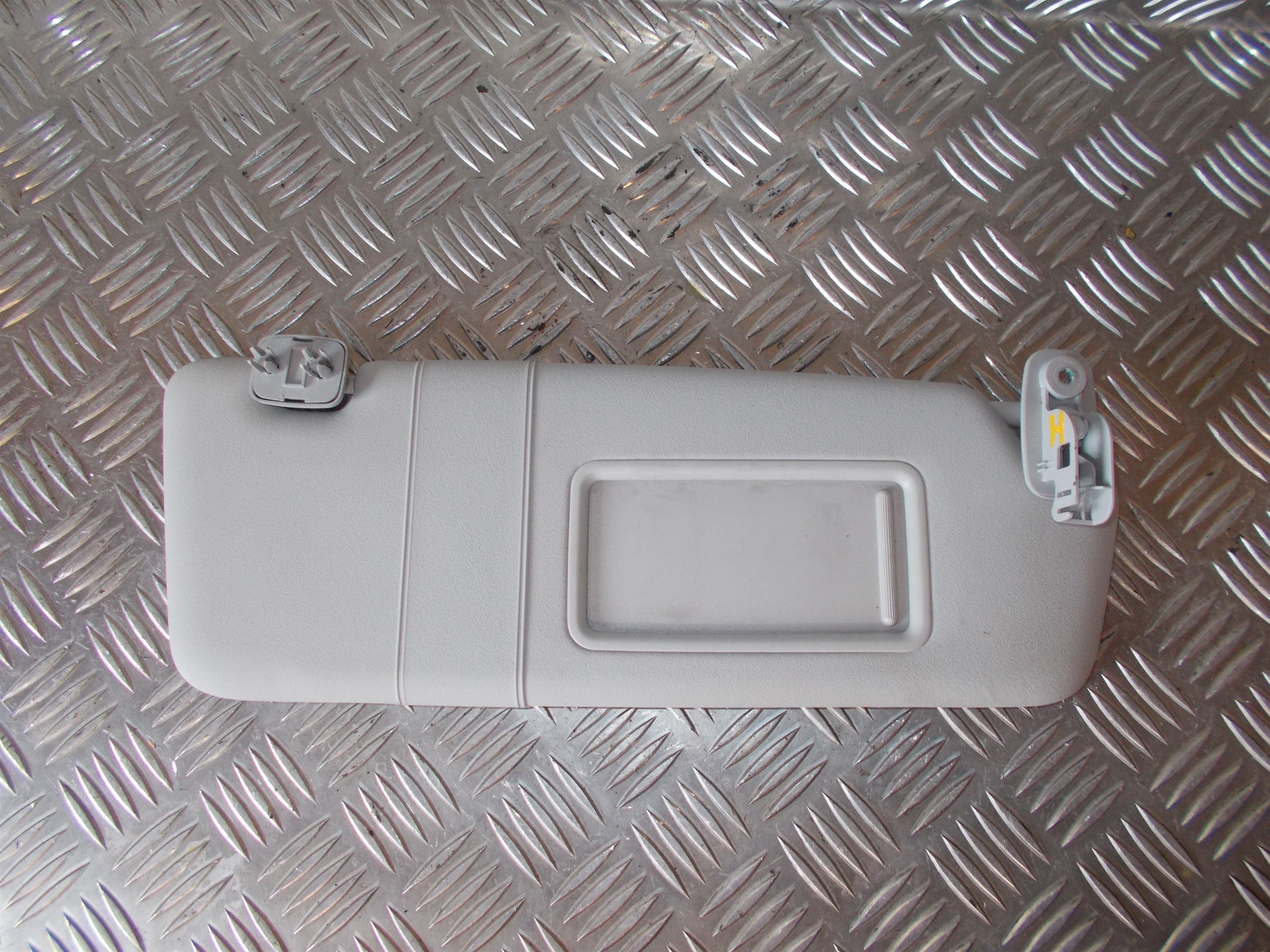 Audi A4 Solskærm Med OEM Nr. 8E0857552H Fra Audi Ophugger