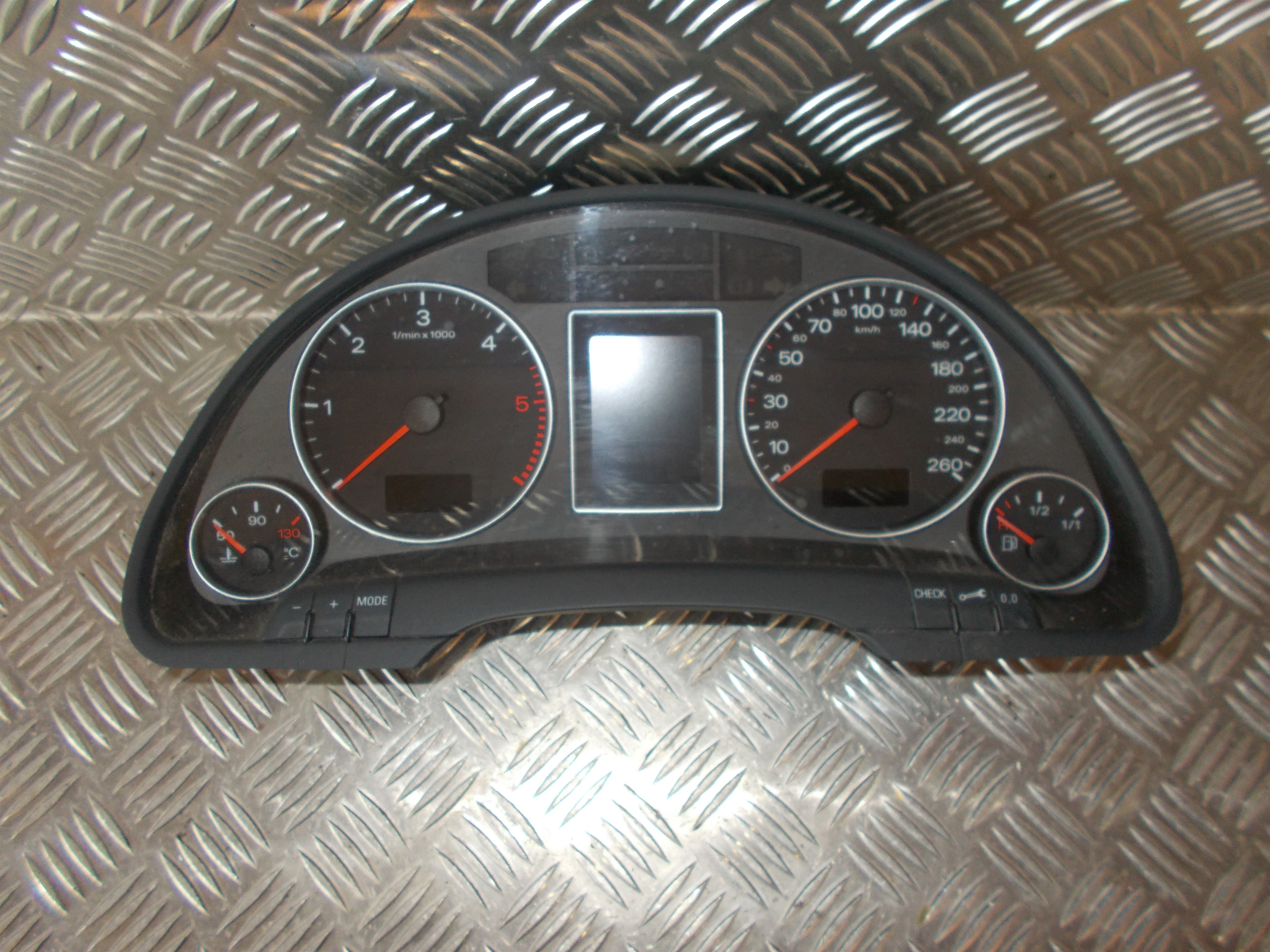Audi A4 Speedometer - Instrument Med OEM Nr. 8E0920901HX Fra Audi Ophugger