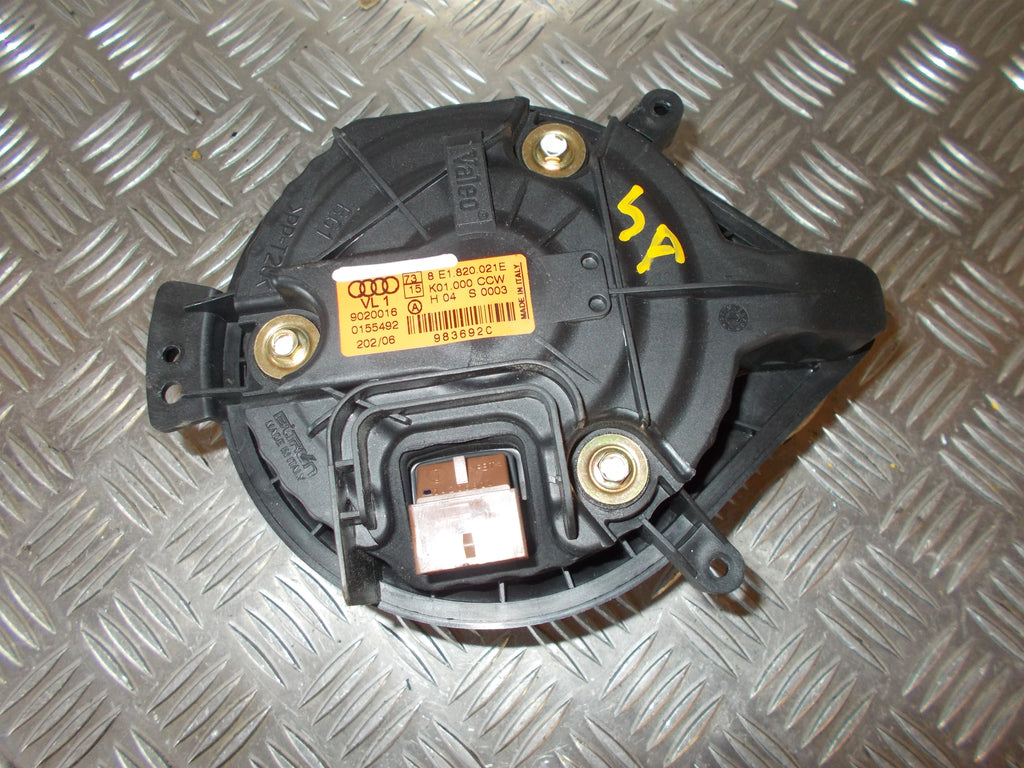 Audi A4 Varmeblæser Med OEM Nr. 8E1820021E Fra Audi Ophugger