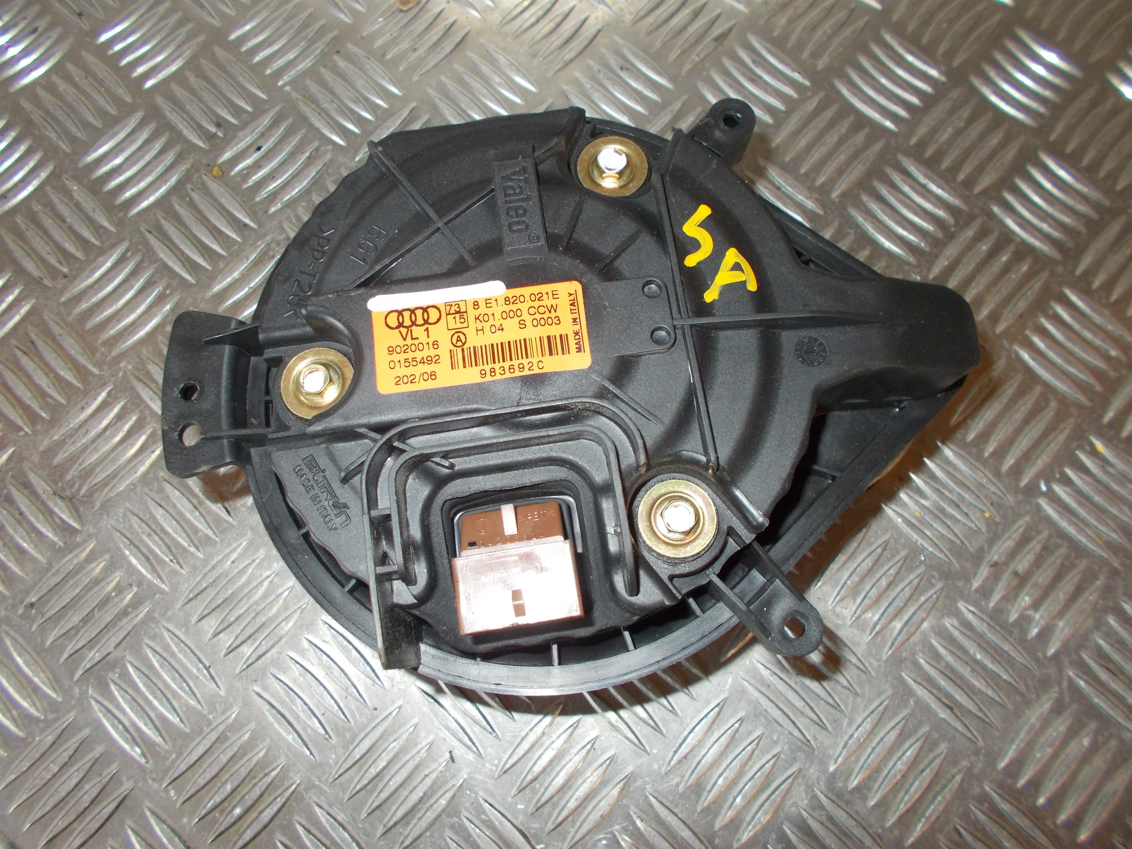 Audi A4 Varmeblæser Med OEM Nr. 8E1820021E Fra Audi Ophugger