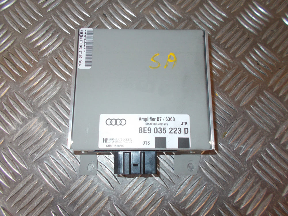 Audi A4 Radio Div. Tilbehør Med OEM Nr. 8E9035223D Fra Audi Ophugger