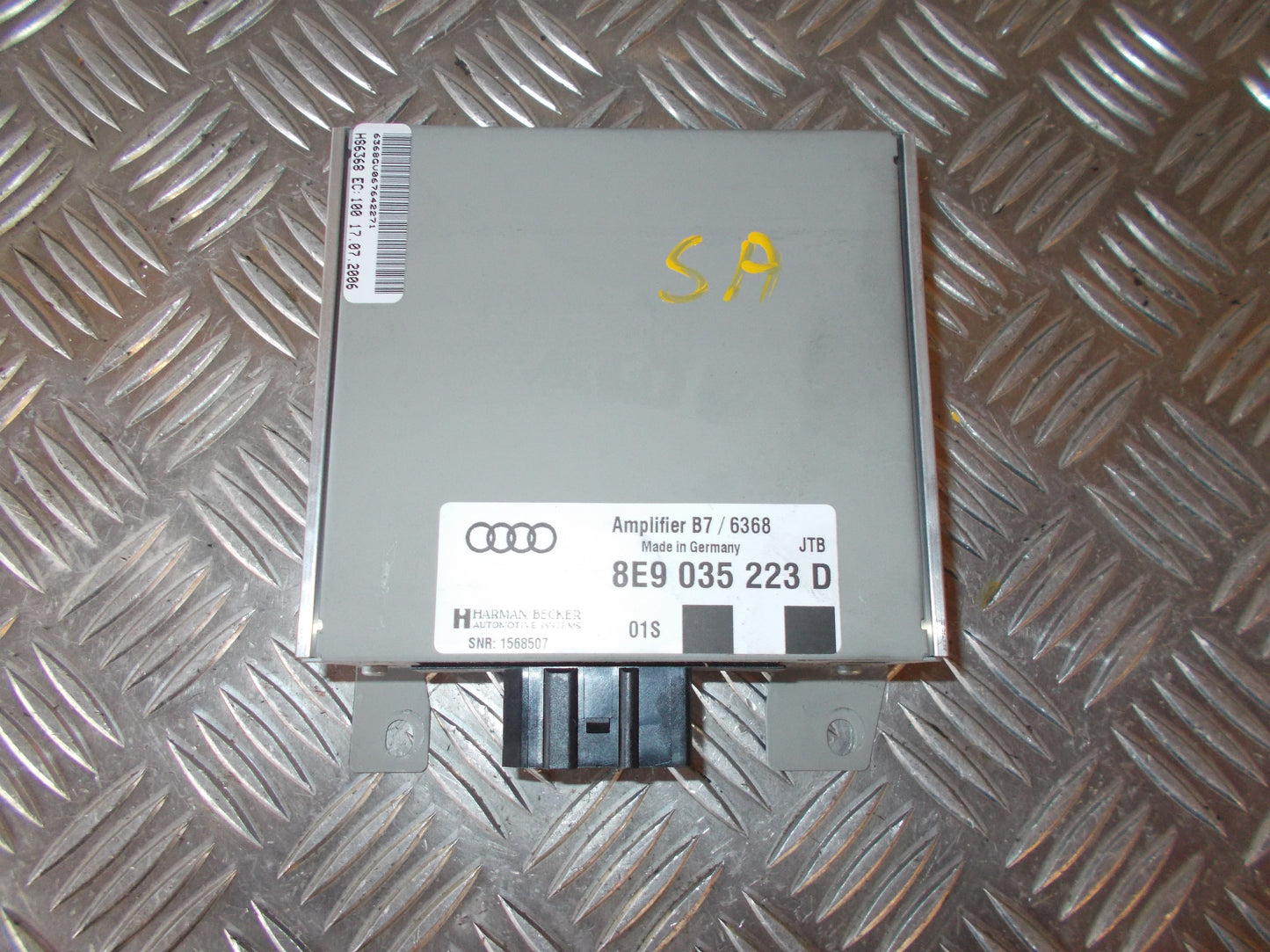 Audi A4 Radio Div. Tilbehør Med OEM Nr. 8E9035223D Fra Audi Ophugger