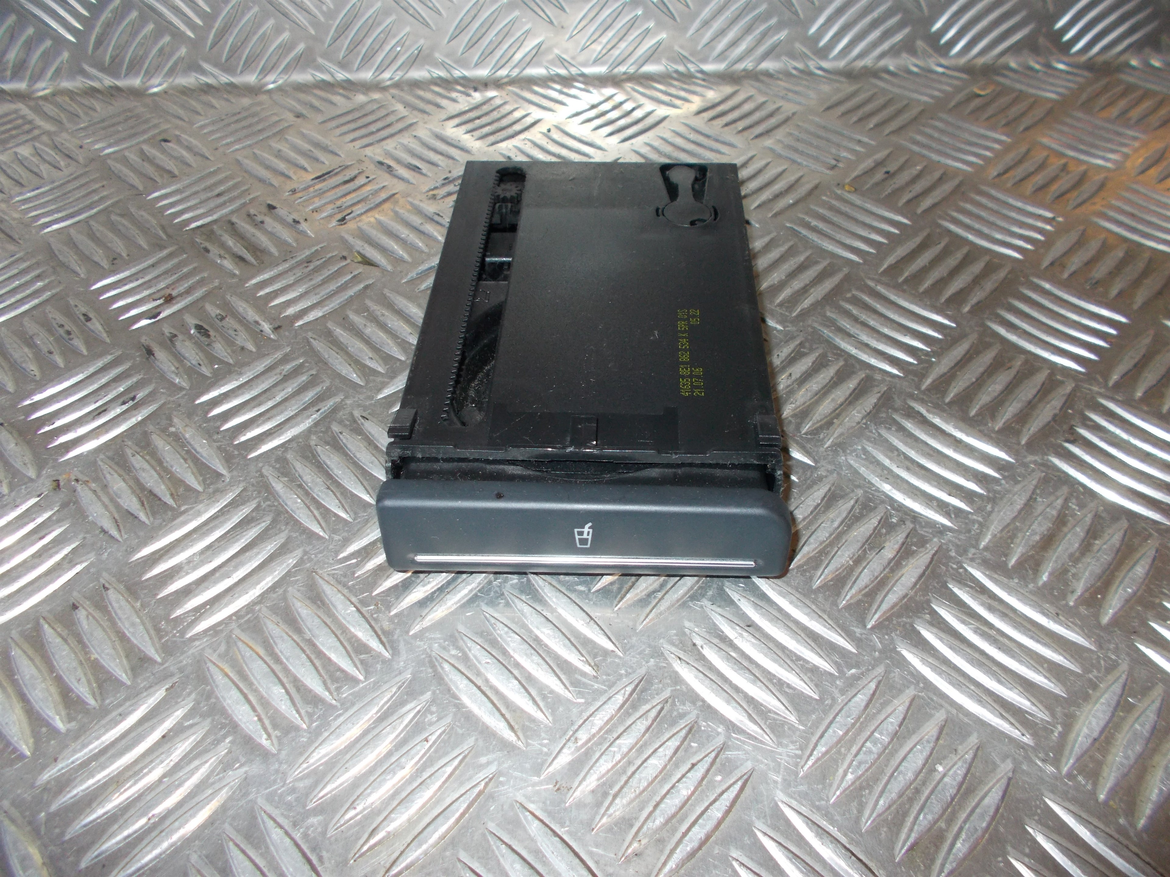 Audi A4 Kopholder Med OEM Nr. 8E1862534L Fra Audi Ophugger