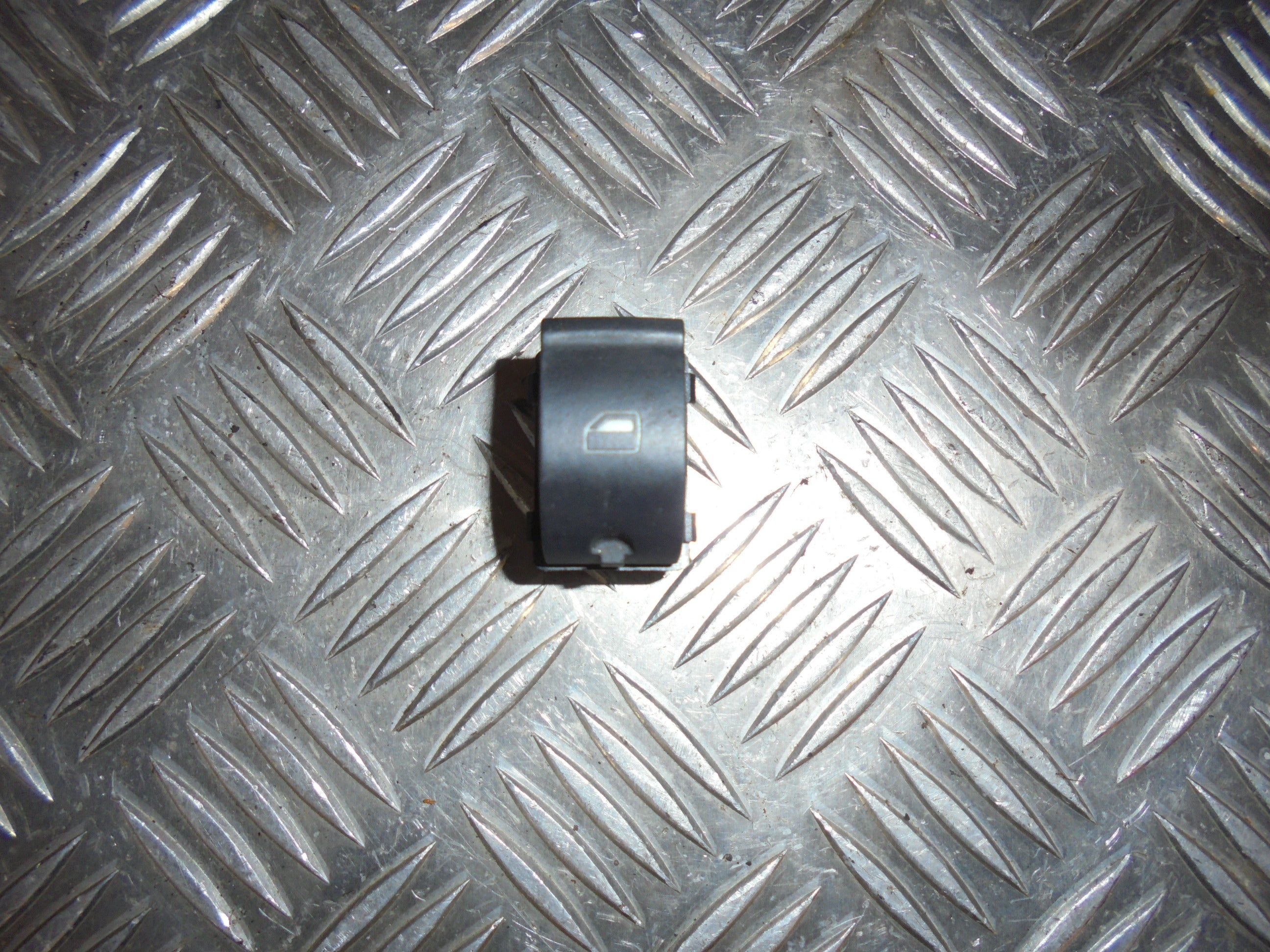 Audi A4 Kontakt Rudehejs Med OEM Nr. 8E0959855 Fra Audi Ophugger