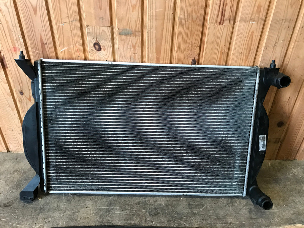 Audi A4 Køler Med OEM Nr. 8E0121251 Fra Audi Ophugger