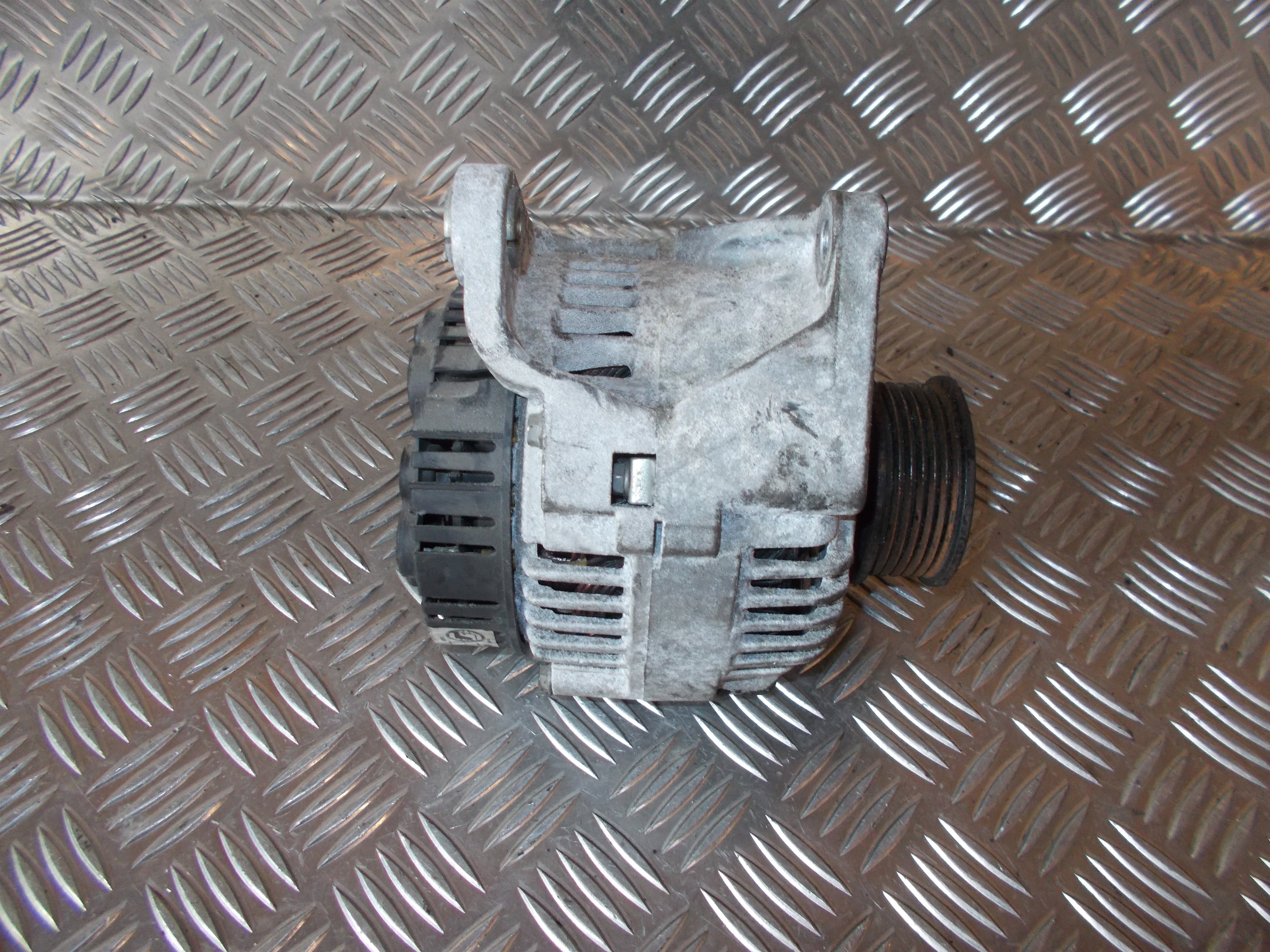 Audi A6 Generator Med OEM Nr. 058903018BX Fra Audi Ophugger