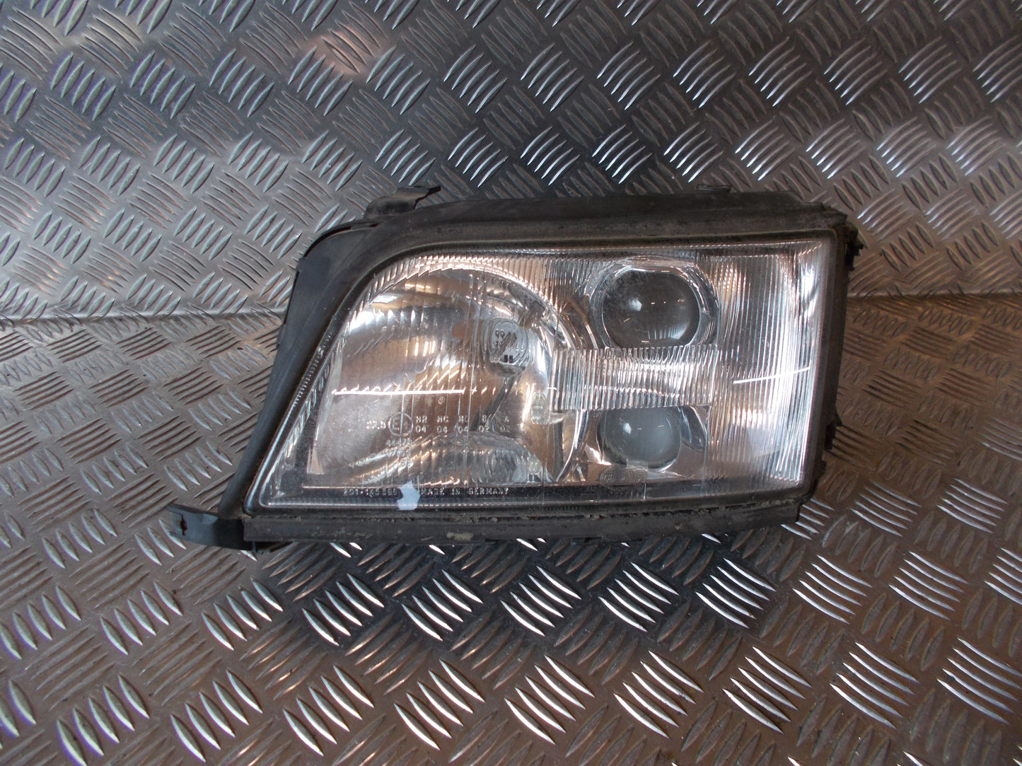 Audi A6 Forlygte Med OEM Nr. Ophugger Fra Audi Ophugger