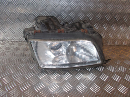 Audi A6 Forlygte Med OEM Nr. Ophugger Fra Audi Ophugger