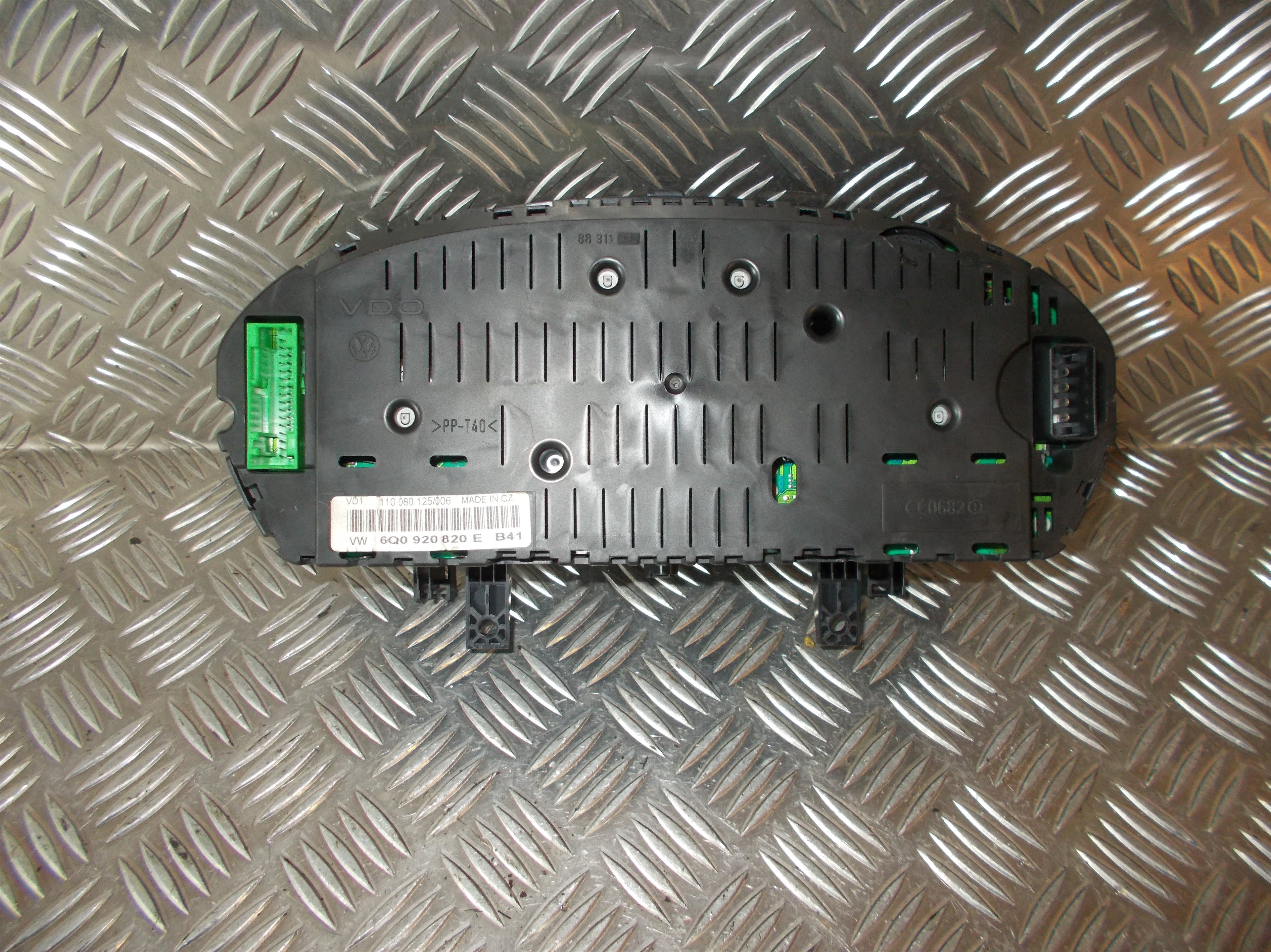 VW Polo 9N Speedometer - Instrument Med OEM Nr. 6Q0920820E Fra VW Ophugger