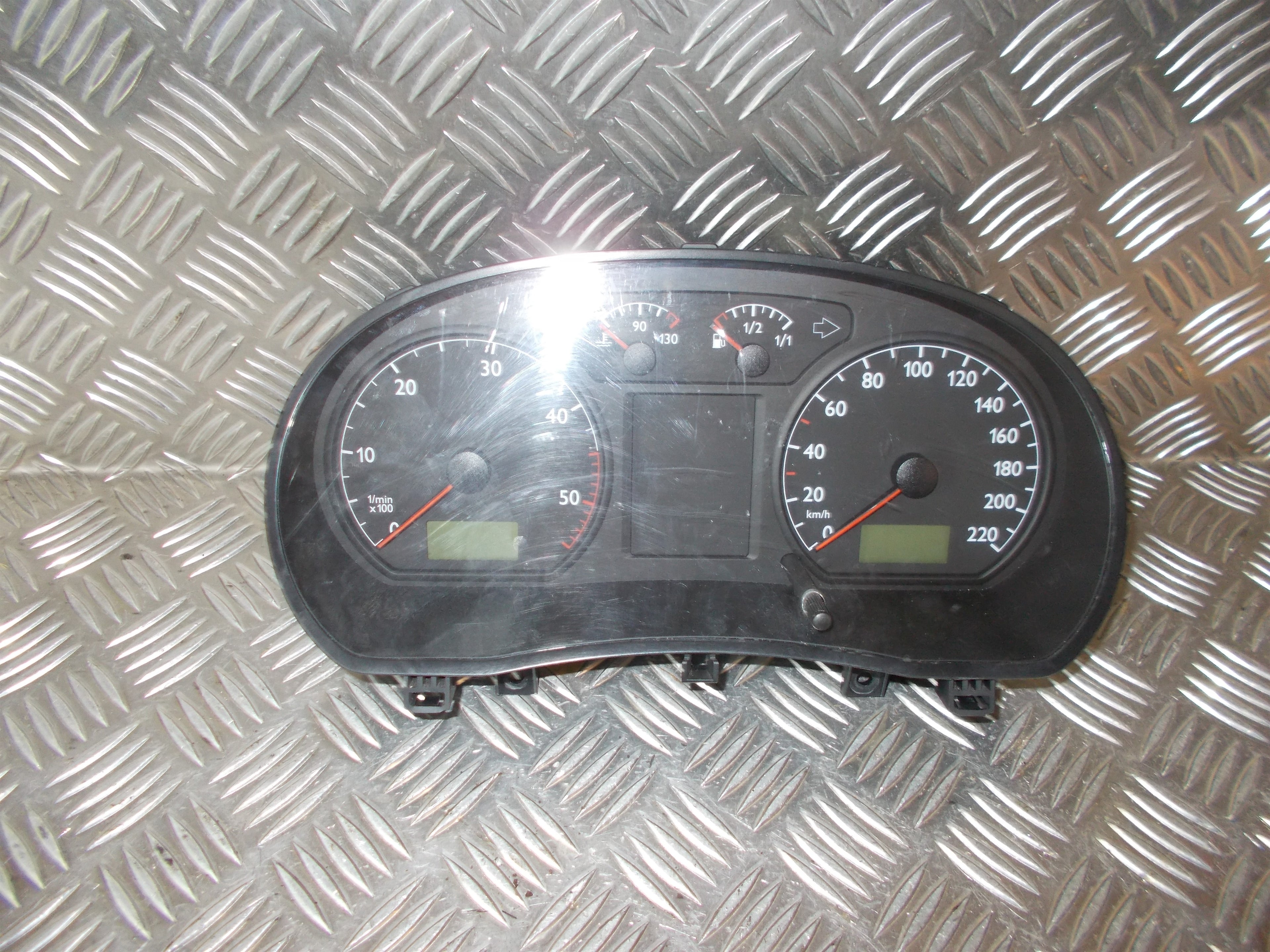 VW Polo 9N Speedometer - Instrument Med OEM Nr. 6Q0920820E Fra VW Ophugger