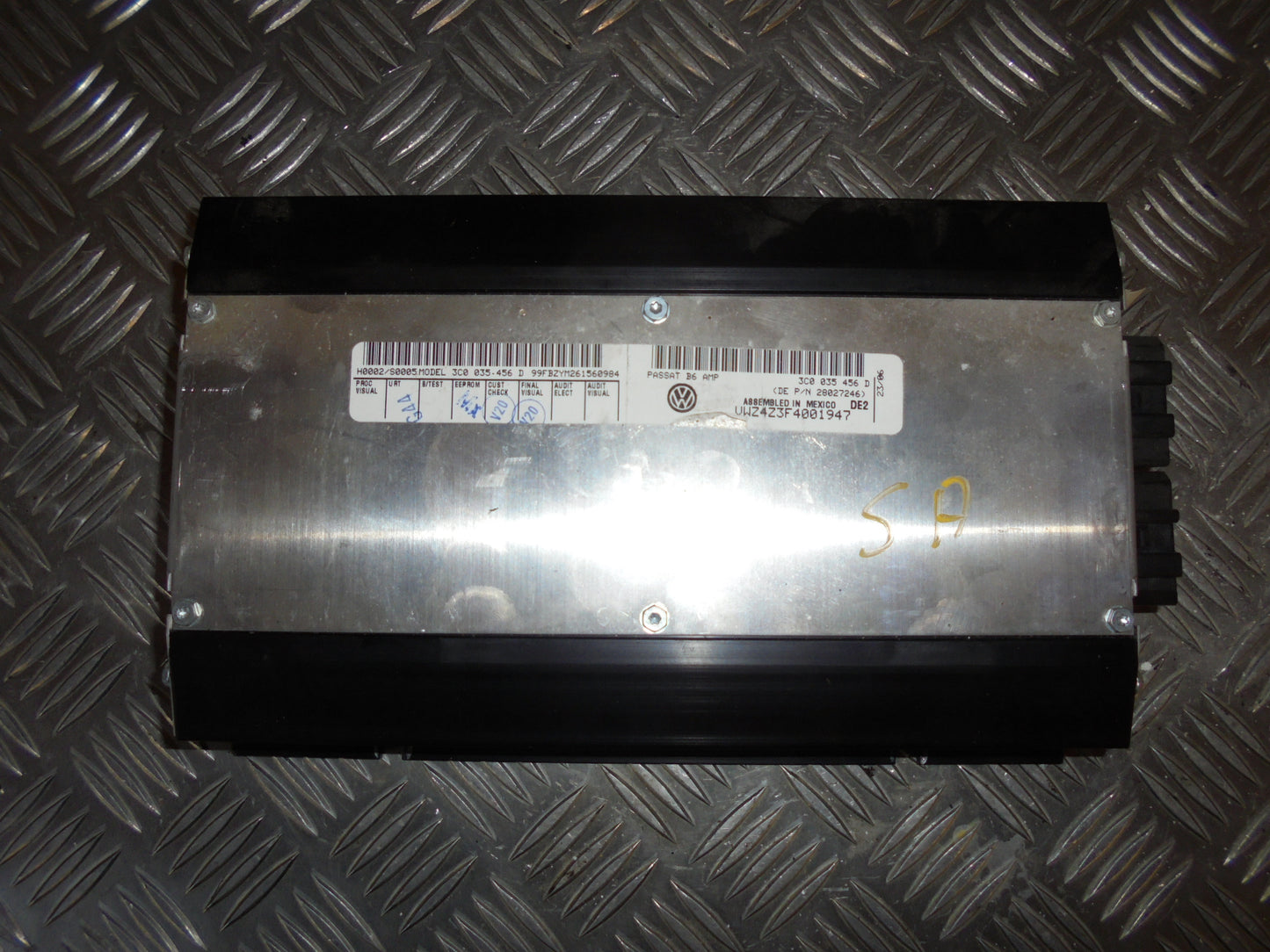 VW Passat 3C Radio Div. Tilbehør Med OEM Nr. 3C0035456D Fra VW Ophugger