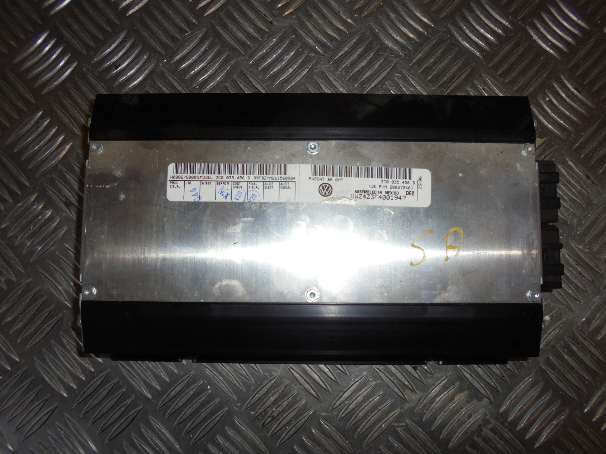 VW Passat 3C Radio Div. Tilbehør Med OEM Nr. 3C0035456D Fra VW Ophugger