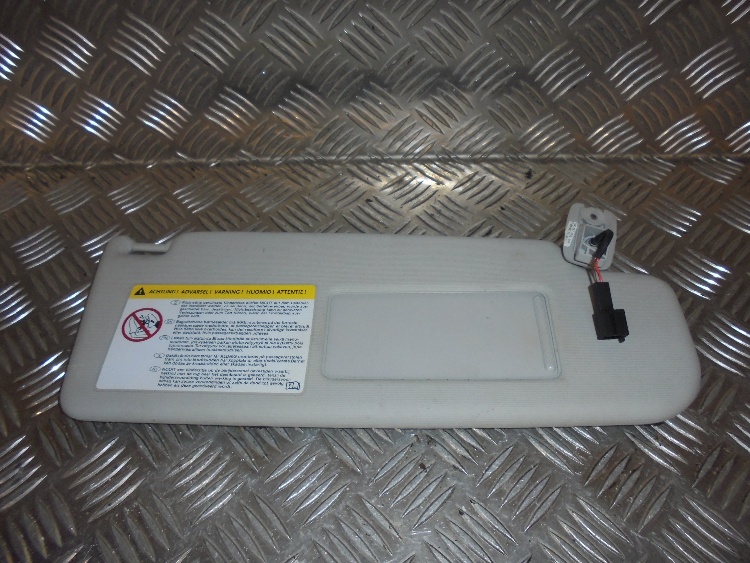VW Passat 3C Solskærm Med OEM Nr. 3C0857552L Fra VW Ophugger