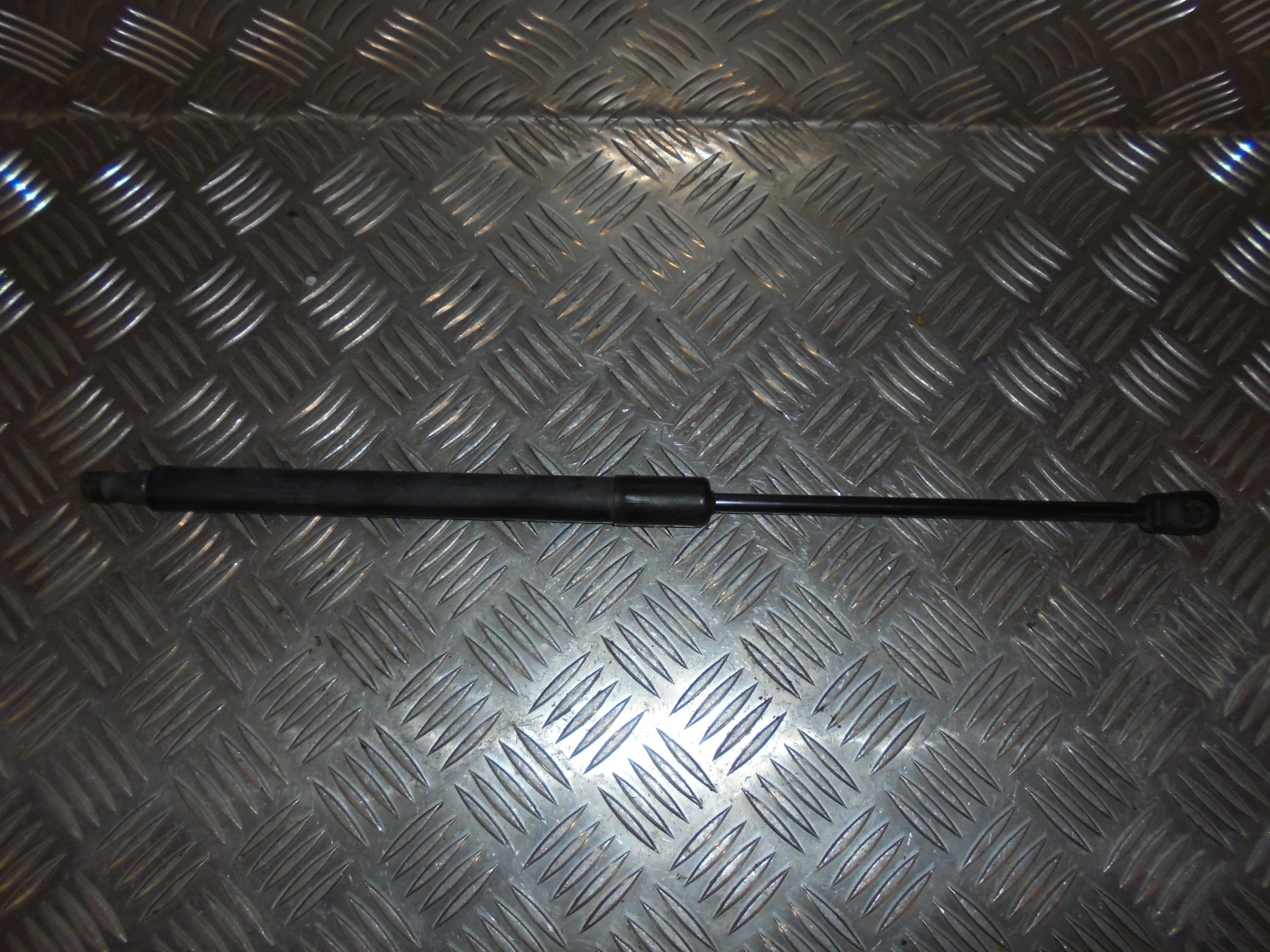 VW Passat 3C Bagklapsdæmper Med OEM Nr. 3C9827550A Fra VW Ophugger