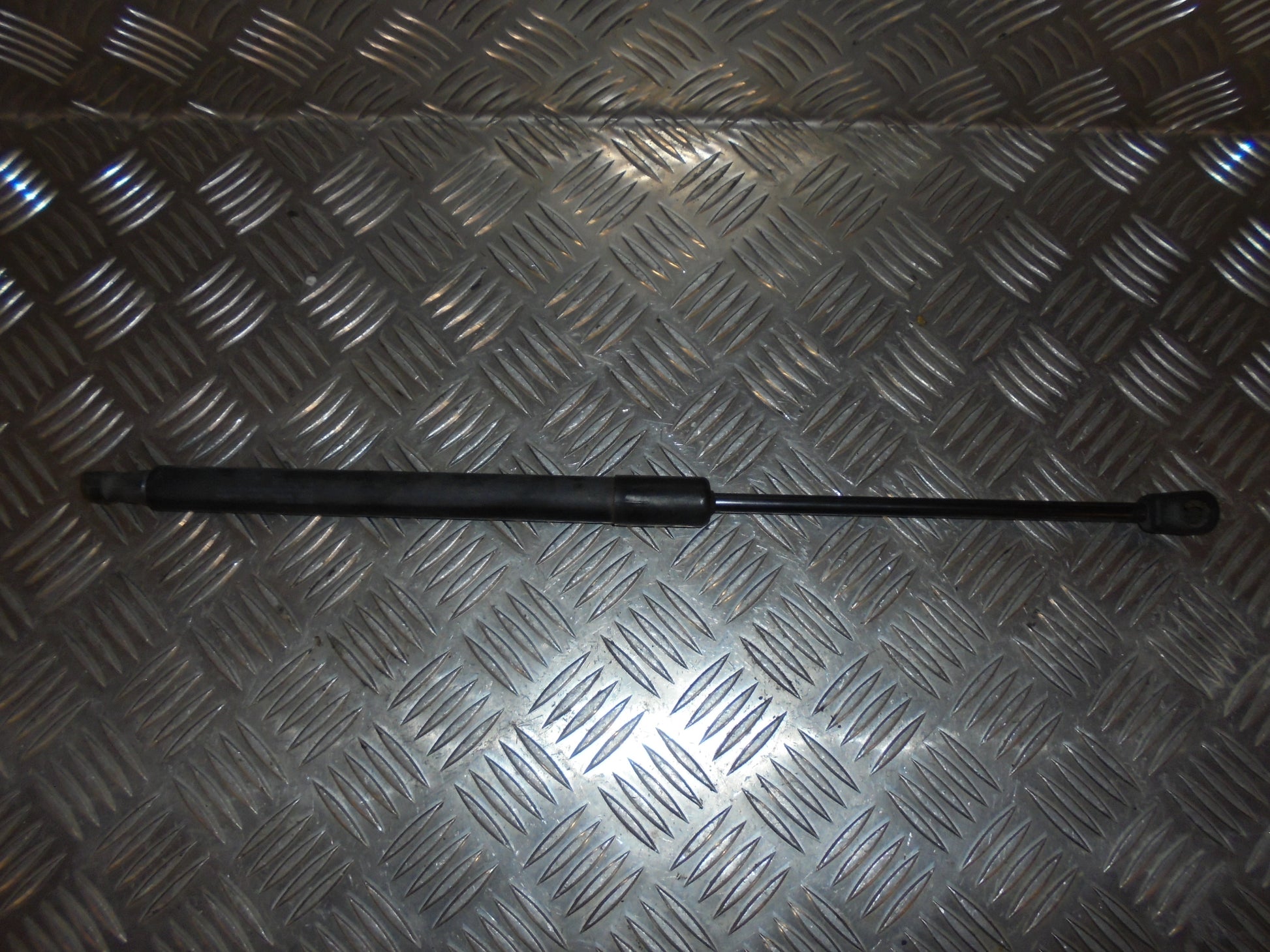 VW Passat 3C Bagklapsdæmper Med OEM Nr. 3C9827550C Fra VW Ophugger